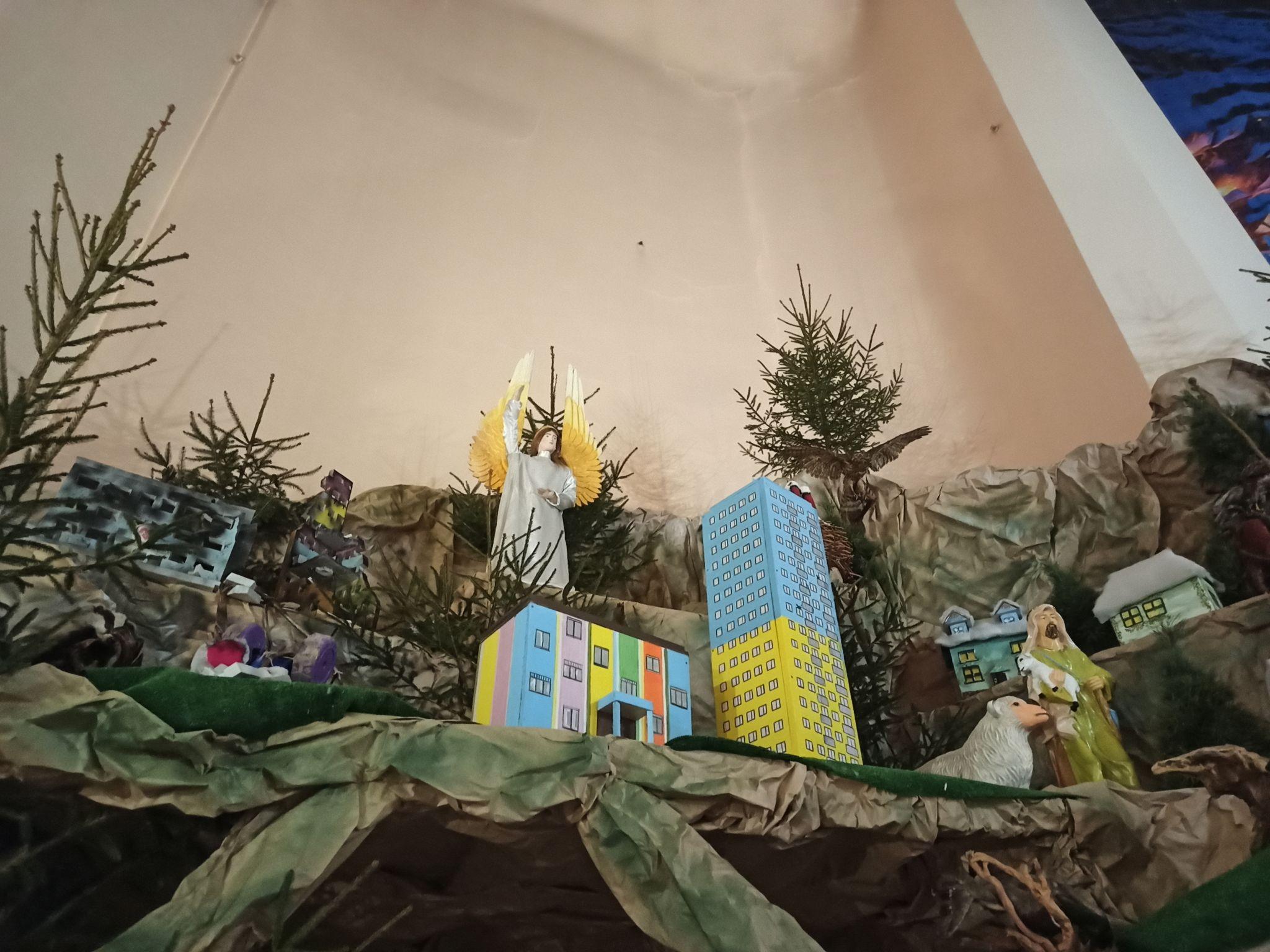 Новини Тернополя - фото з Біблійні персонажі та зруйновані війною будинки. Як виглядає найбільша в Україні Різдвяна шопка?