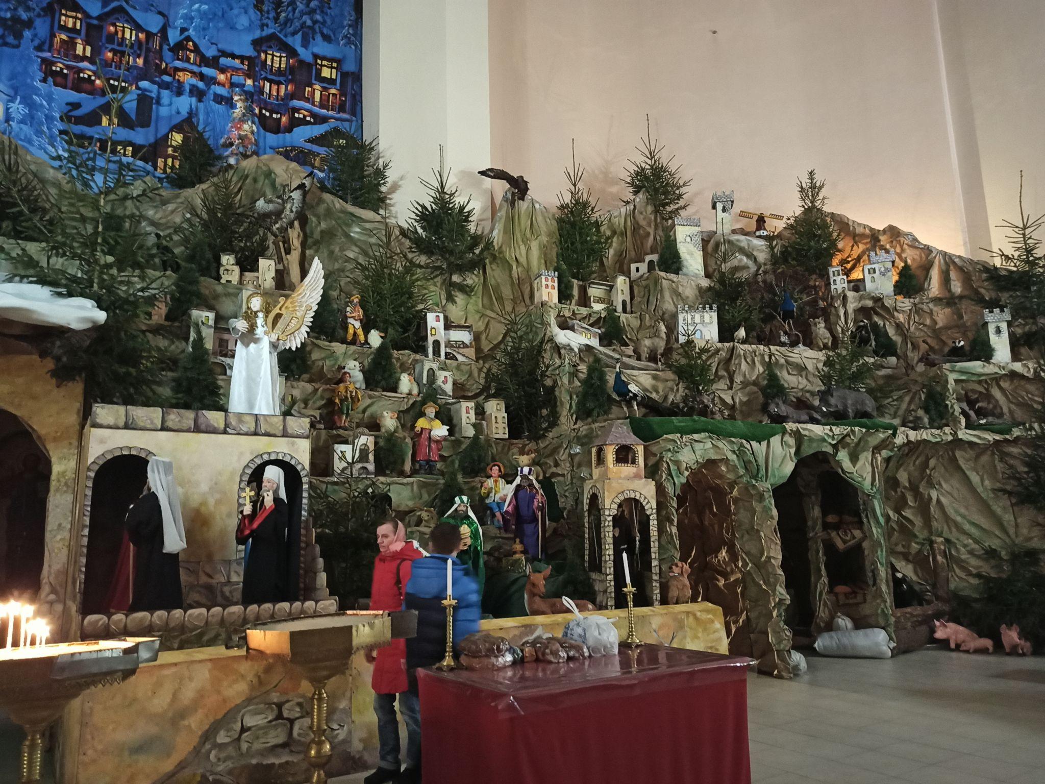 Новини Тернополя - фото з Біблійні персонажі та зруйновані війною будинки. Як виглядає найбільша в Україні Різдвяна шопка?