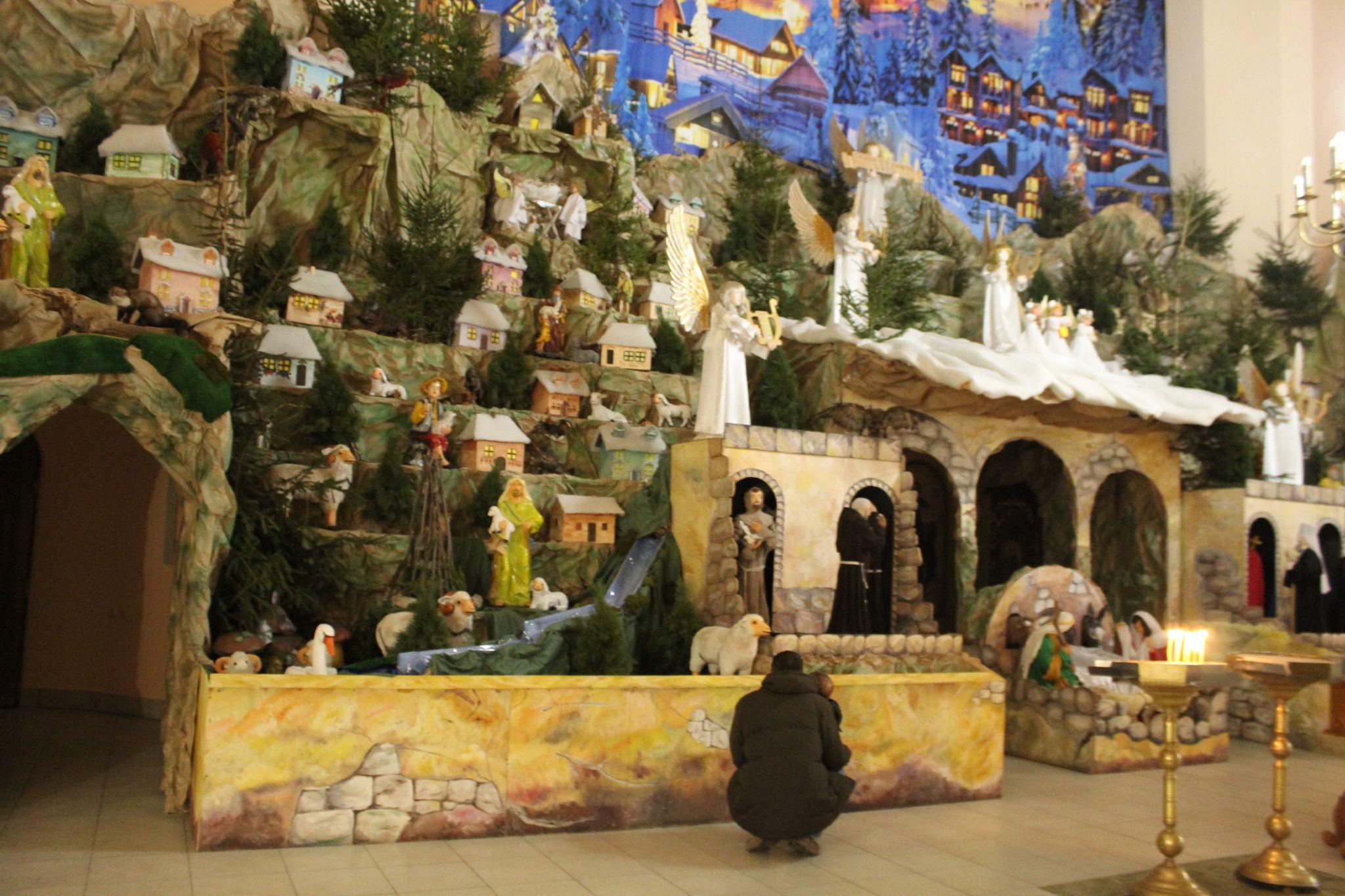 Новини Тернополя - фото з Біблійні персонажі та зруйновані війною будинки. Як виглядає найбільша в Україні Різдвяна шопка?