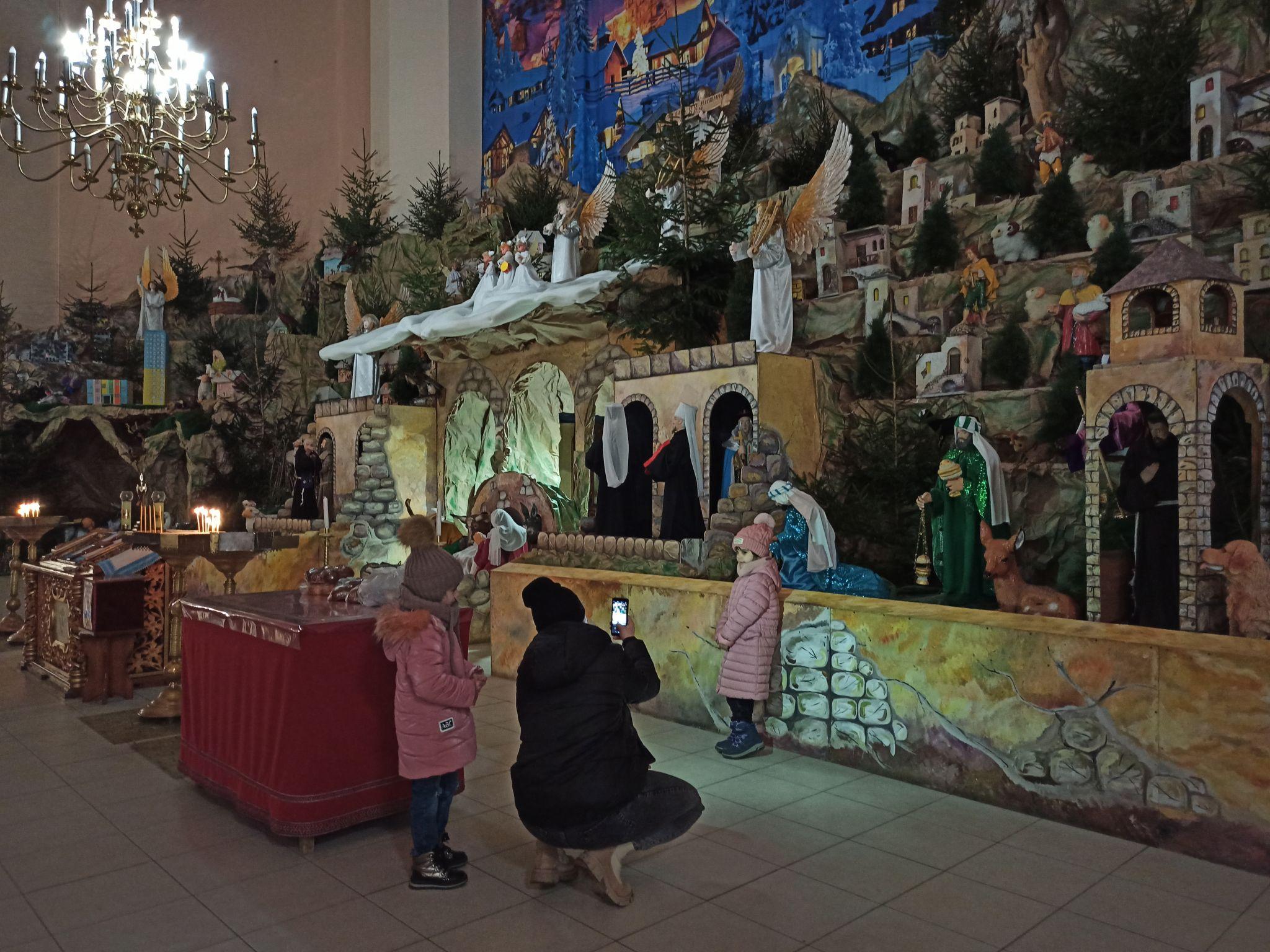 Новини Тернополя - фото з Біблійні персонажі та зруйновані війною будинки. Як виглядає найбільша в Україні Різдвяна шопка?