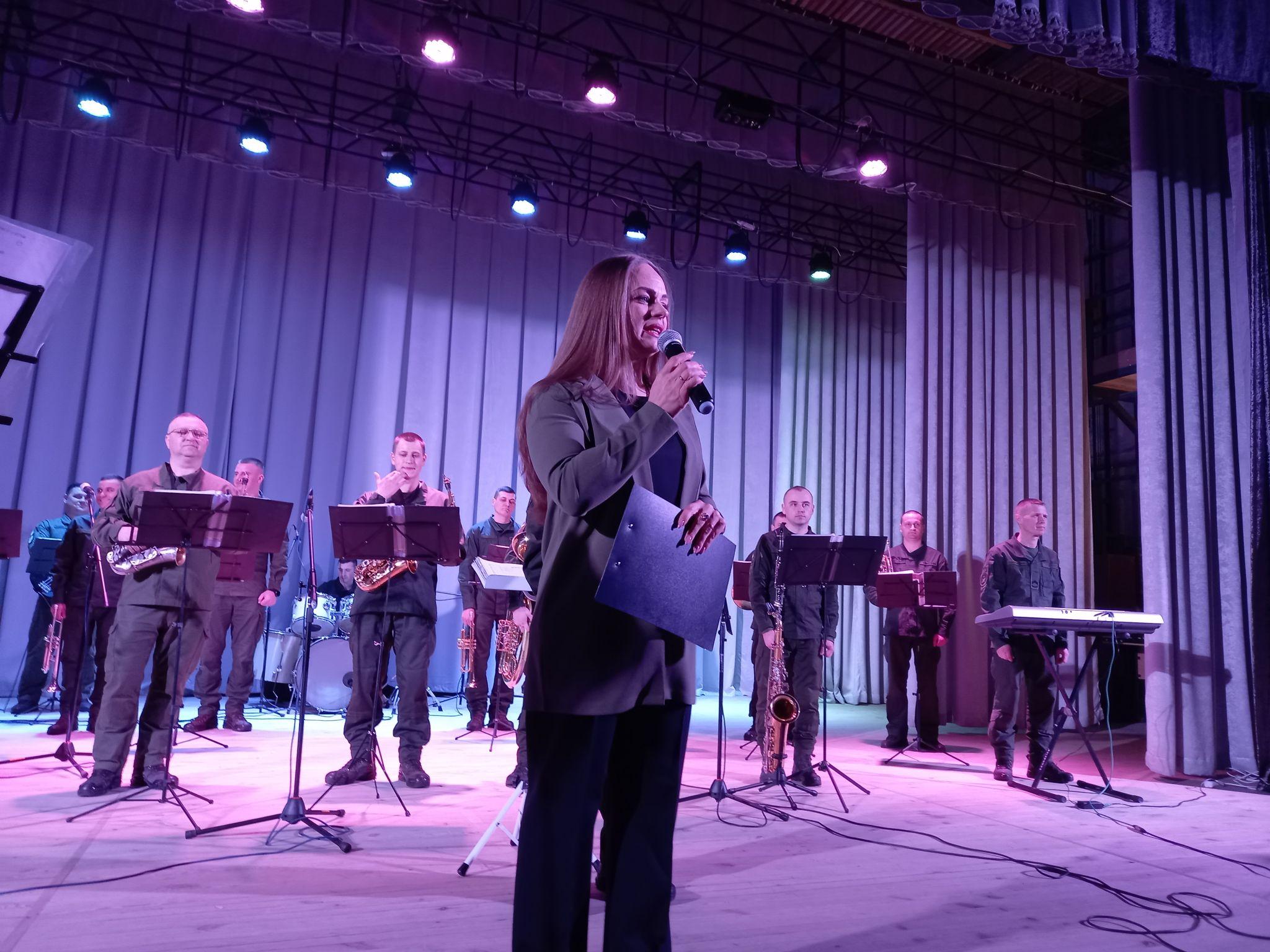 Новини Козятина - фото з Співали «Горить, палає техніка ворожа» разом з оркестром Нацгвардії