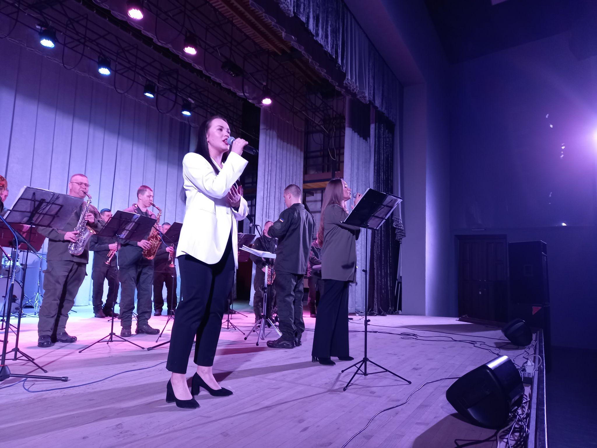 Новини Козятина - фото з Співали «Горить, палає техніка ворожа» разом з оркестром Нацгвардії