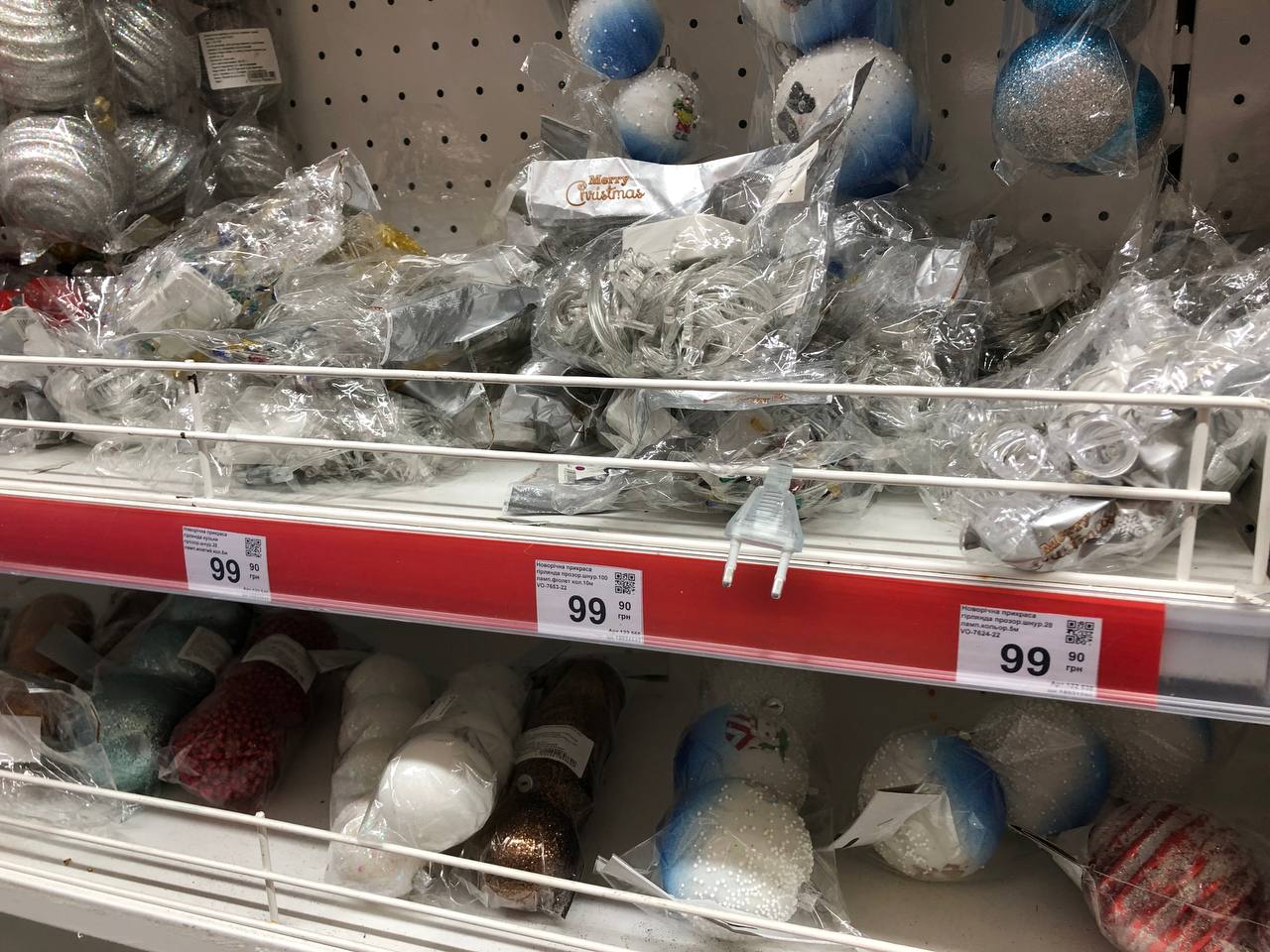 Новини Тернополя - фото з На новорічно-різдвяну атрибутику вже чималі знижки. Що і за скільки можна купити?