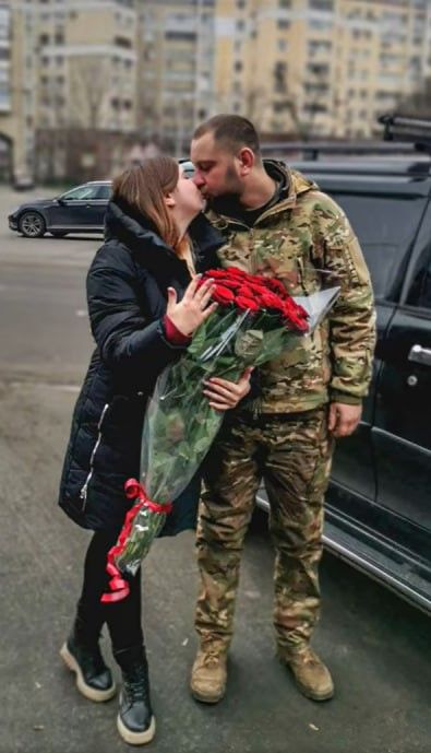 Новини Хмельницького - фото з “Залізний” танкіст із Хмельниччини освідчився коханій на пероні вокзалу (ВІДЕО)