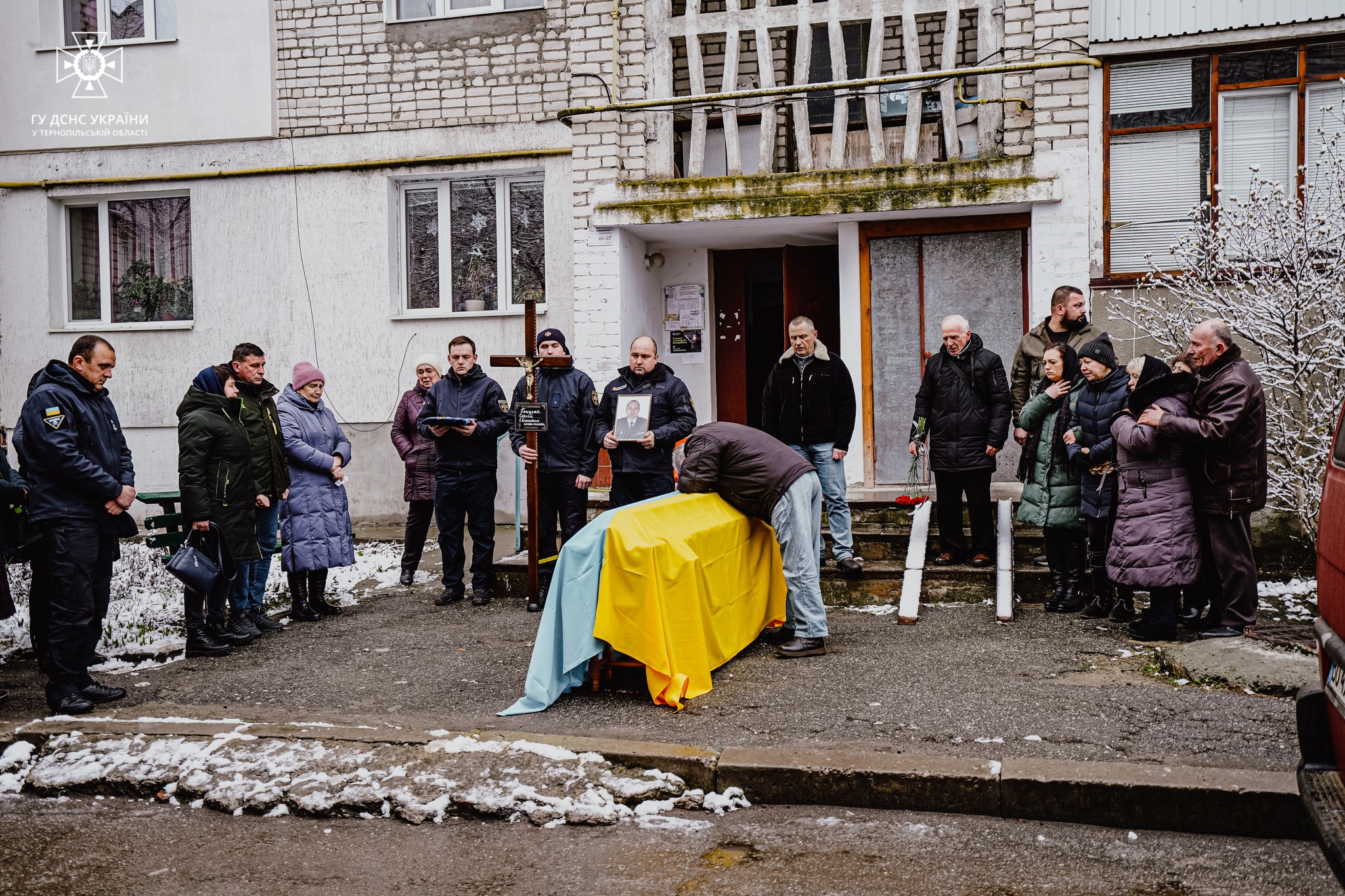 Новини Тернополя - фото з Тернопільські рятувальники провели в останню путь Сергія Гоцуляка На зображенні може бути: 13 людей, люди стоять та на відкритому повітрі