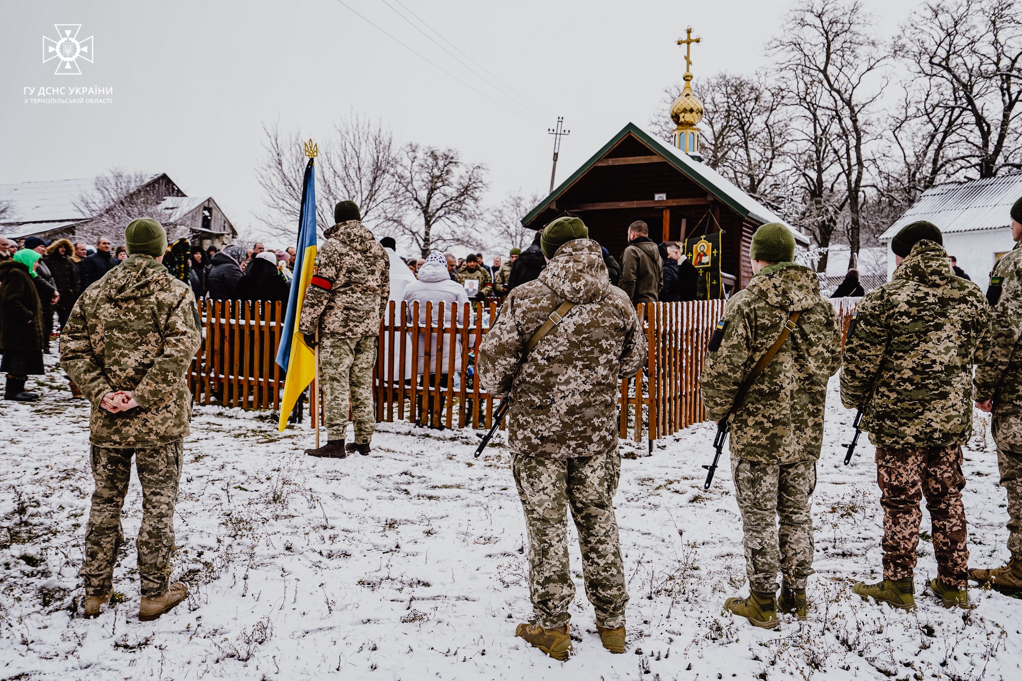Новини Тернополя - фото з Тернопільські рятувальники провели в останню путь Сергія Гоцуляка На зображенні може бути: 9 людей, люди стоять та на відкритому повітрі