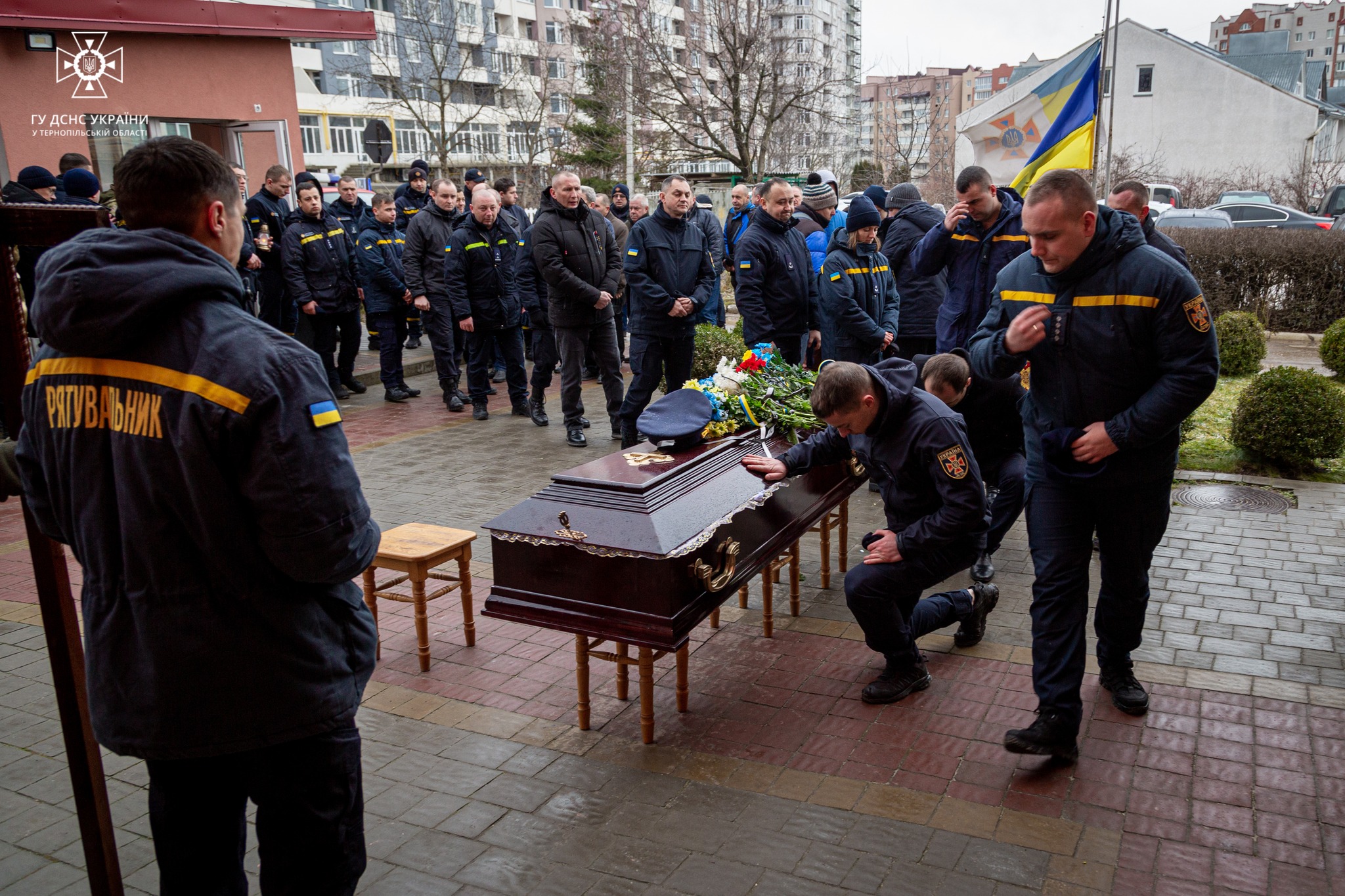 Новини Тернополя - фото з Тернопільські рятувальники провели в останню путь Сергія Гоцуляка На зображенні може бути: 3 людини, люди стоять та на відкритому повітрі