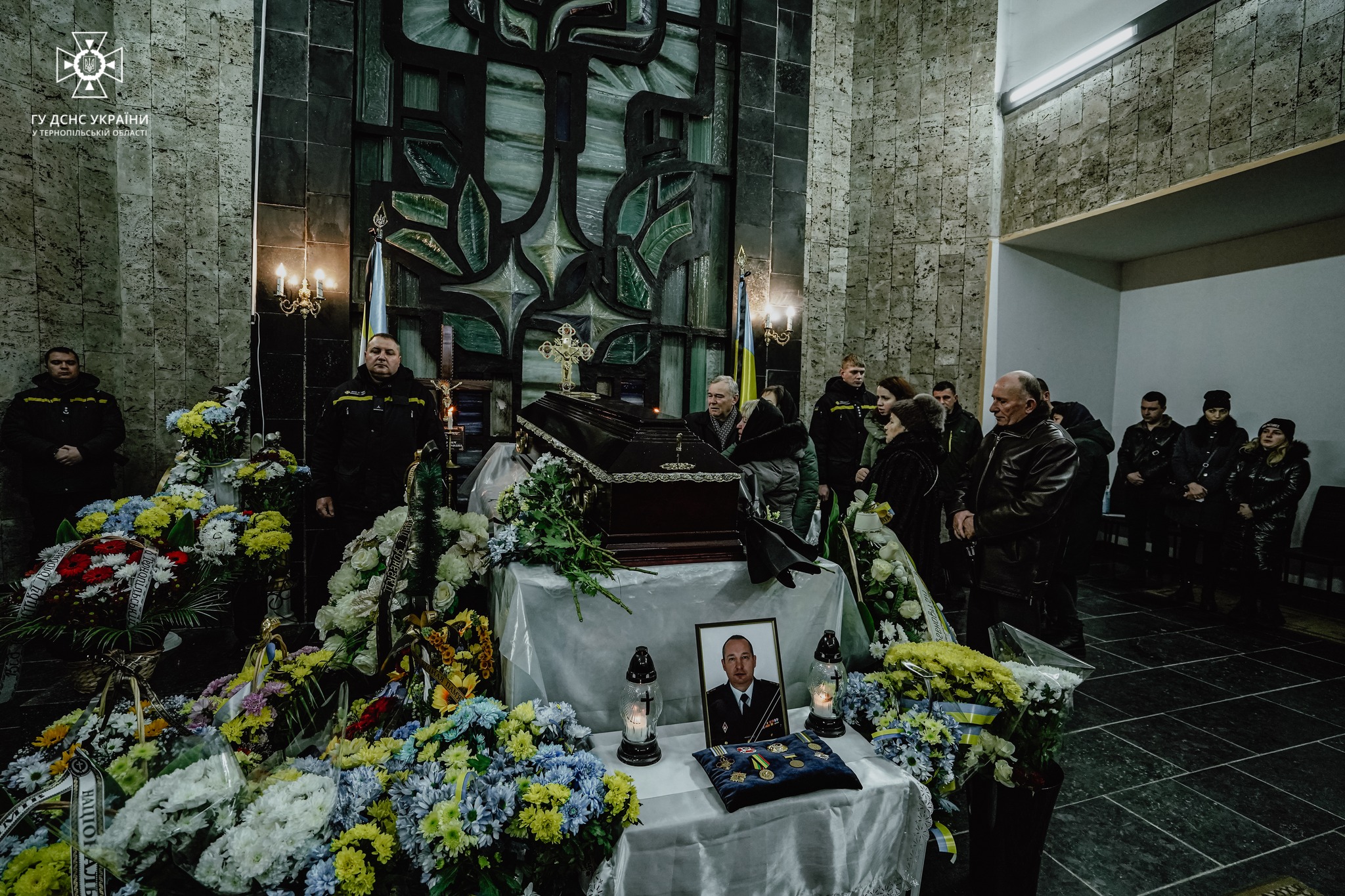 Новини Тернополя - фото з Тернопільські рятувальники провели в останню путь Сергія Гоцуляка На зображенні може бути: 11 людей