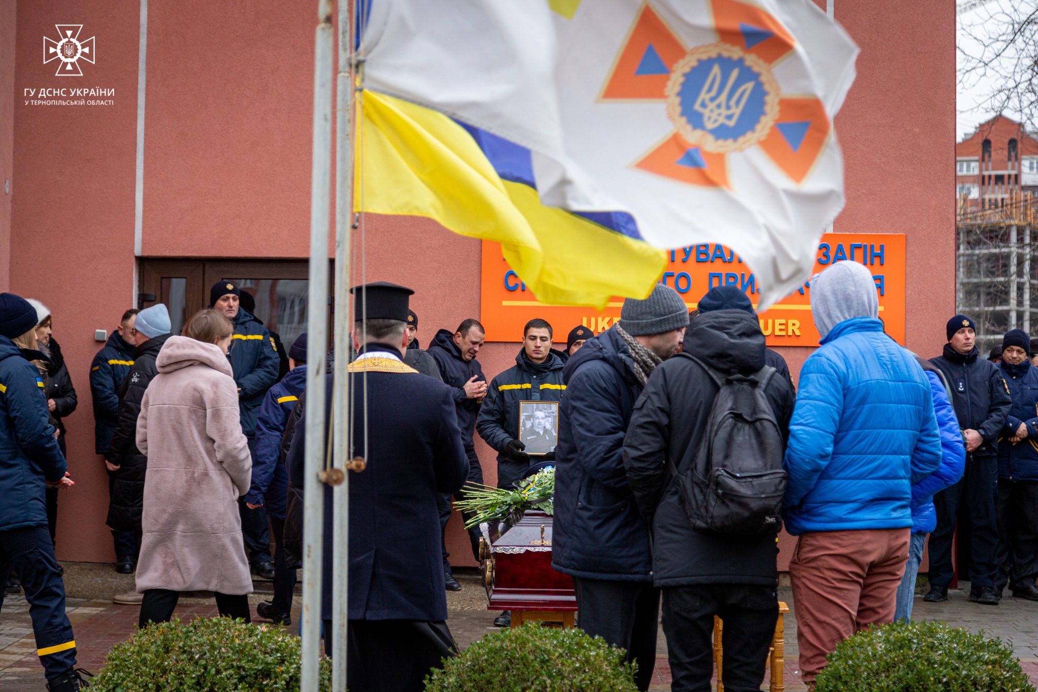 Новини Тернополя - фото з Тернопільські рятувальники провели в останню путь Сергія Гоцуляка На зображенні може бути: 11 людей, люди стоять та на відкритому повітрі