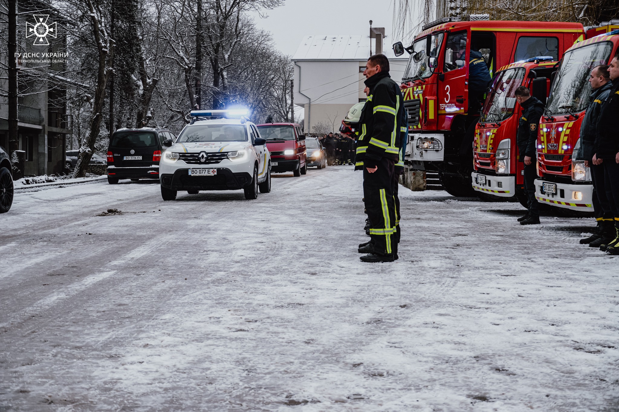 Новини Тернополя - фото з Тернопільські рятувальники провели в останню путь Сергія Гоцуляка На зображенні може бути: 3 людини та на відкритому повітрі