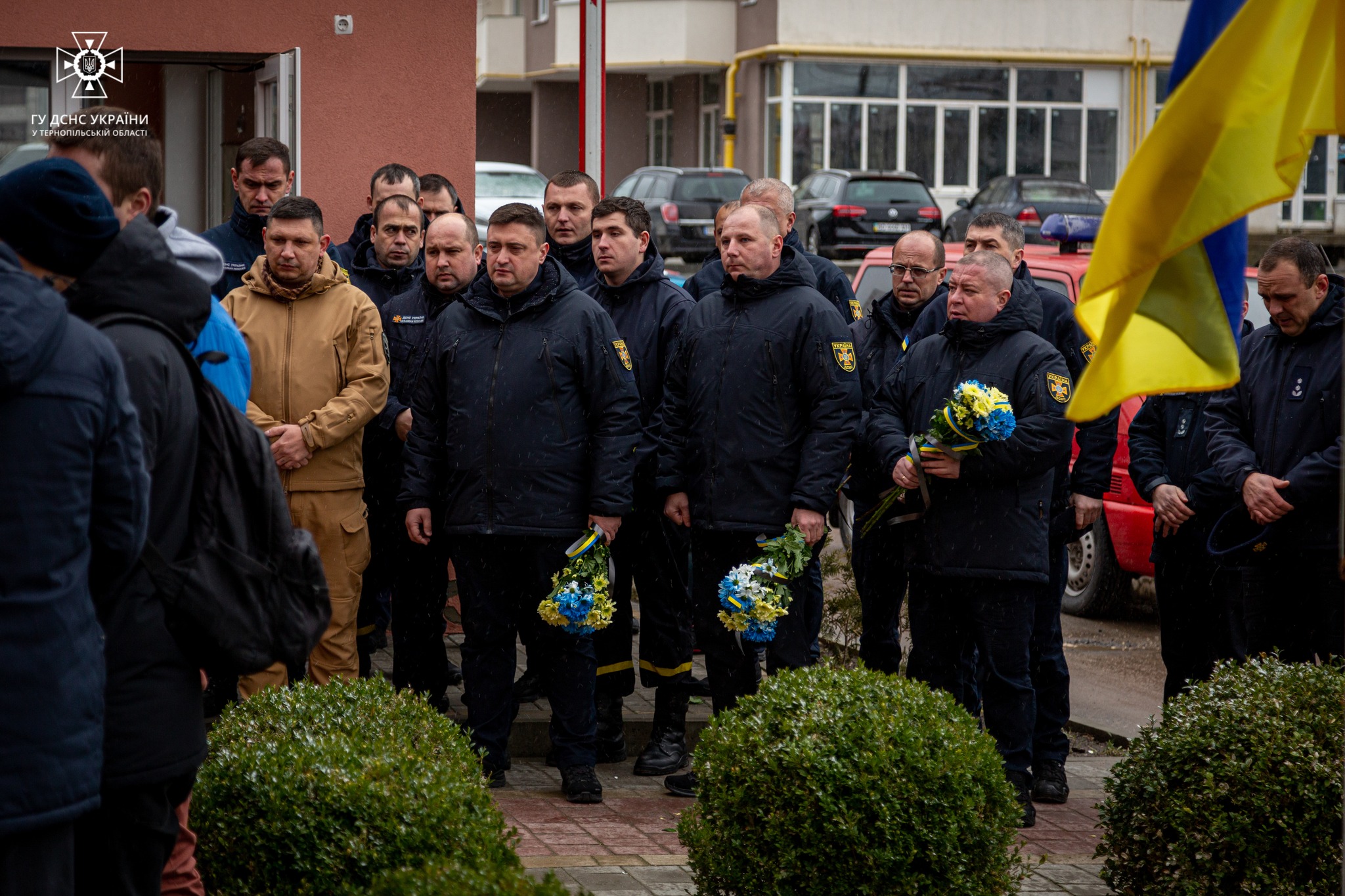 Новини Тернополя - фото з Тернопільські рятувальники провели в останню путь Сергія Гоцуляка На зображенні може бути: 10 людей, люди стоять та на відкритому повітрі