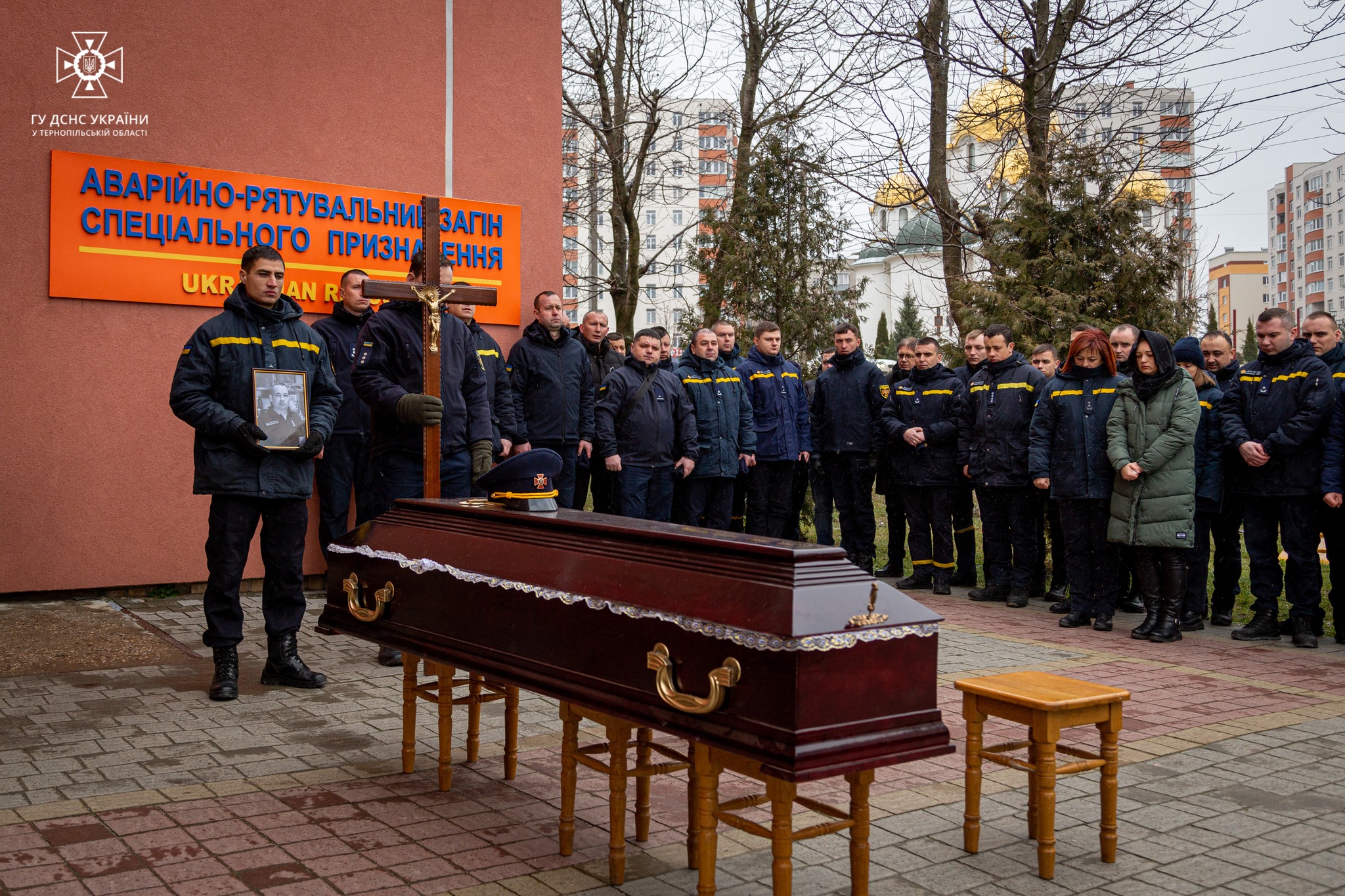 Новини Тернополя - фото з Тернопільські рятувальники провели в останню путь Сергія Гоцуляка На зображенні може бути: 15 людей, люди стоять та на відкритому повітрі