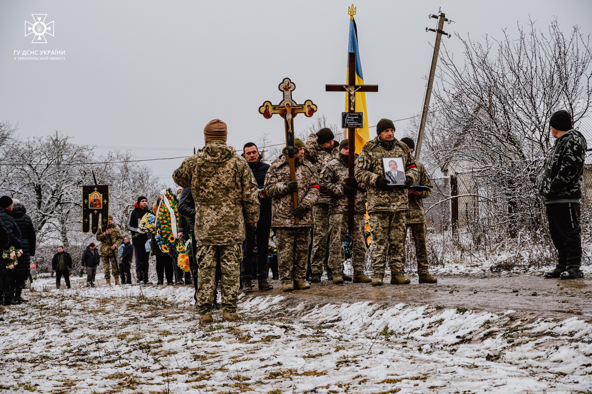 Новини Тернополя - фото з Тернопільські рятувальники провели в останню путь Сергія Гоцуляка На зображенні може бути: 12 людей