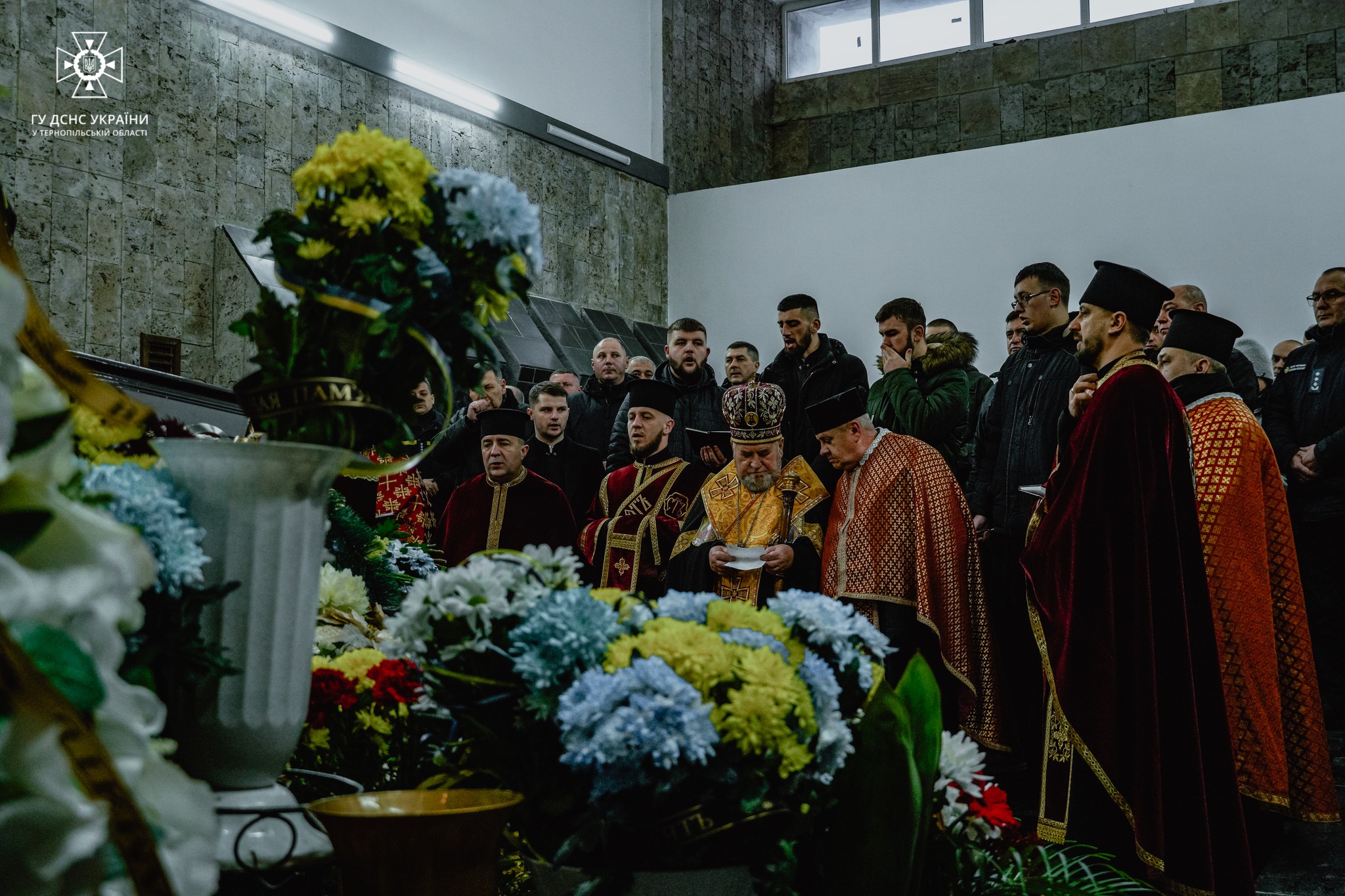 Новини Тернополя - фото з Тернопільські рятувальники провели в останню путь Сергія Гоцуляка На зображенні може бути: 4 людини, люди стоять, квітка та у приміщенні