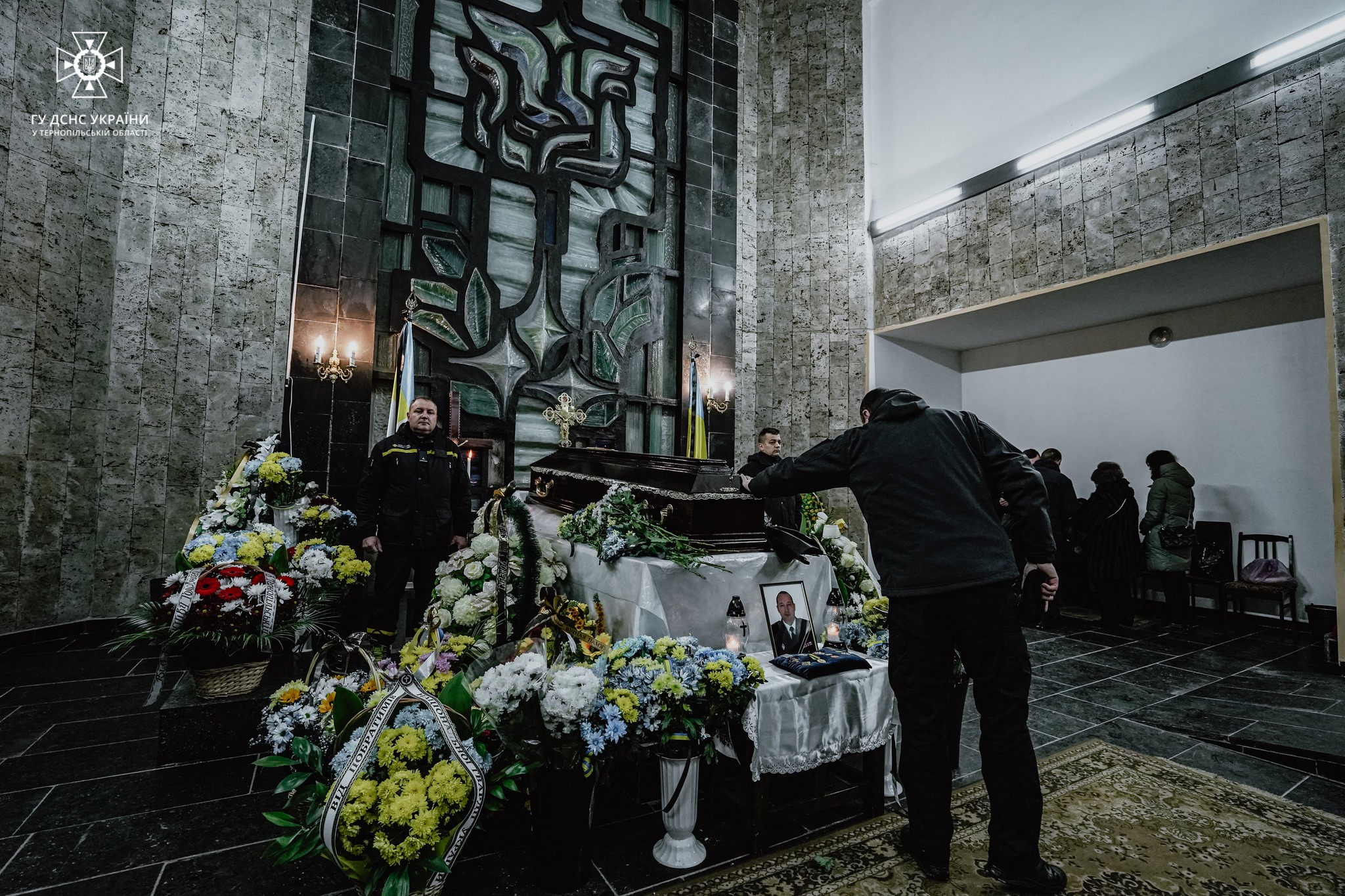 Новини Тернополя - фото з Тернопільські рятувальники провели в останню путь Сергія Гоцуляка На зображенні може бути: 5 людей та квітка