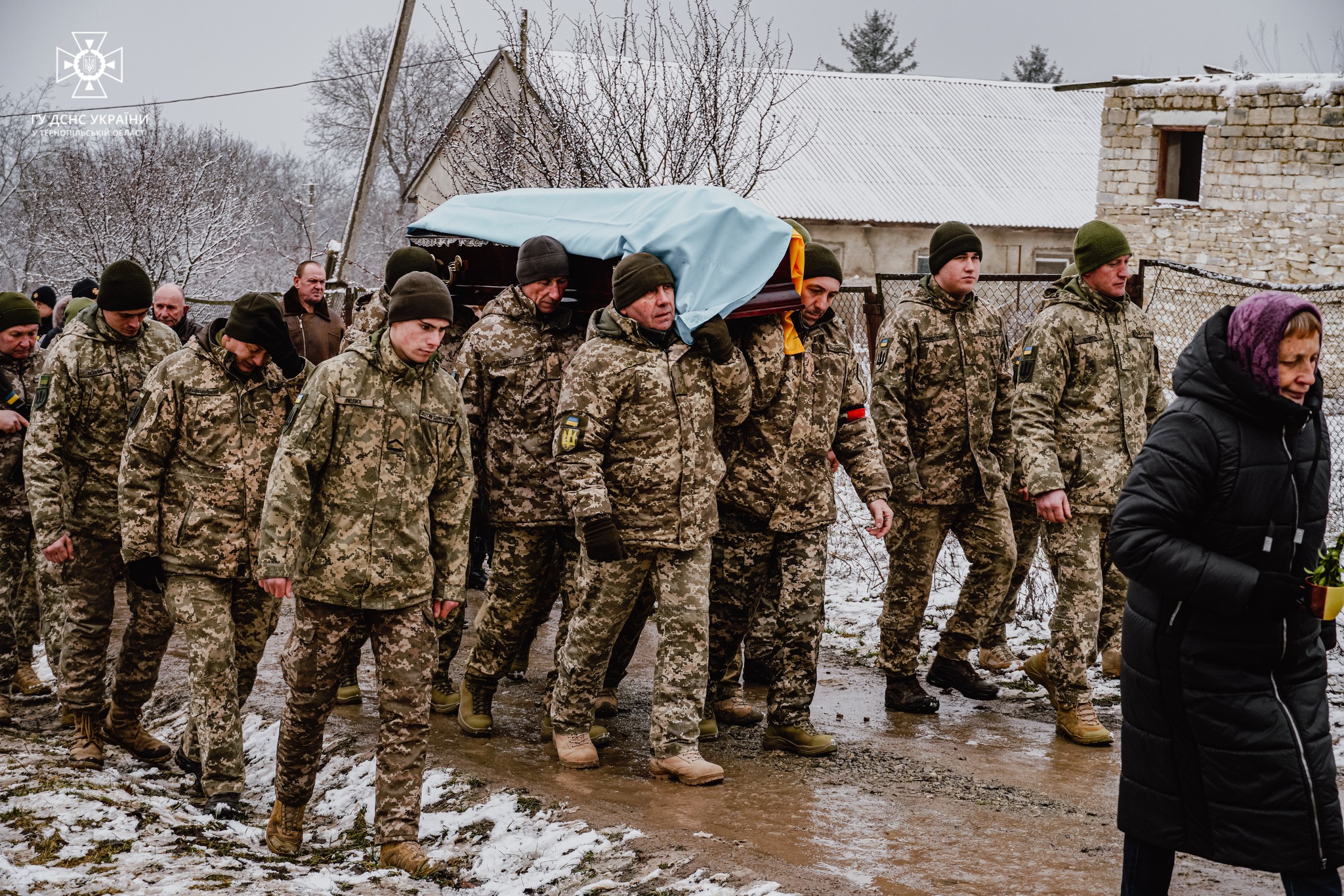 Новини Тернополя - фото з Тернопільські рятувальники провели в останню путь Сергія Гоцуляка На зображенні може бути: 10 людей, військова форма та на відкритому повітрі