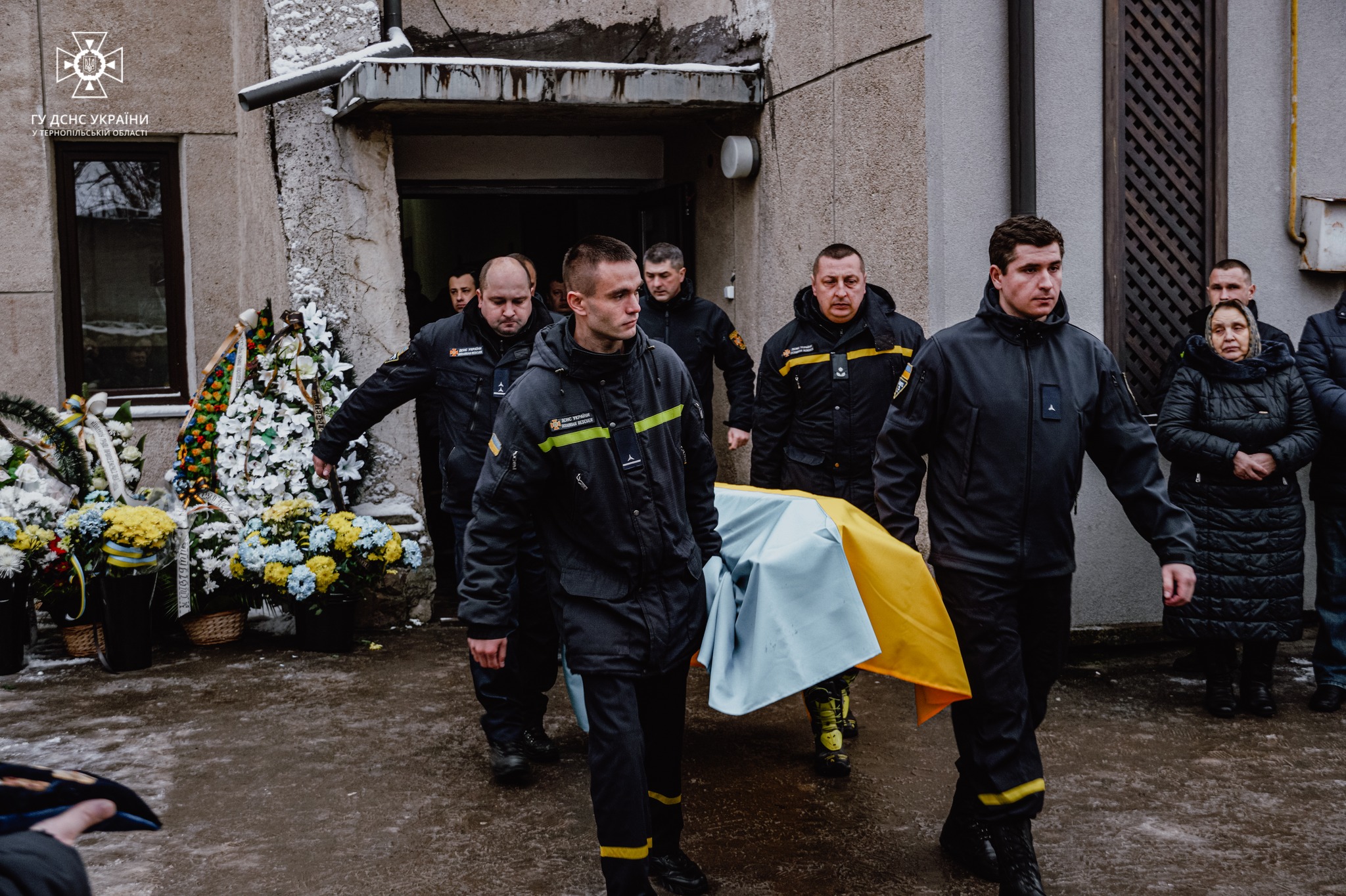 Новини Тернополя - фото з Тернопільські рятувальники провели в останню путь Сергія Гоцуляка На зображенні може бути: 6 людей, люди стоять та на відкритому повітрі