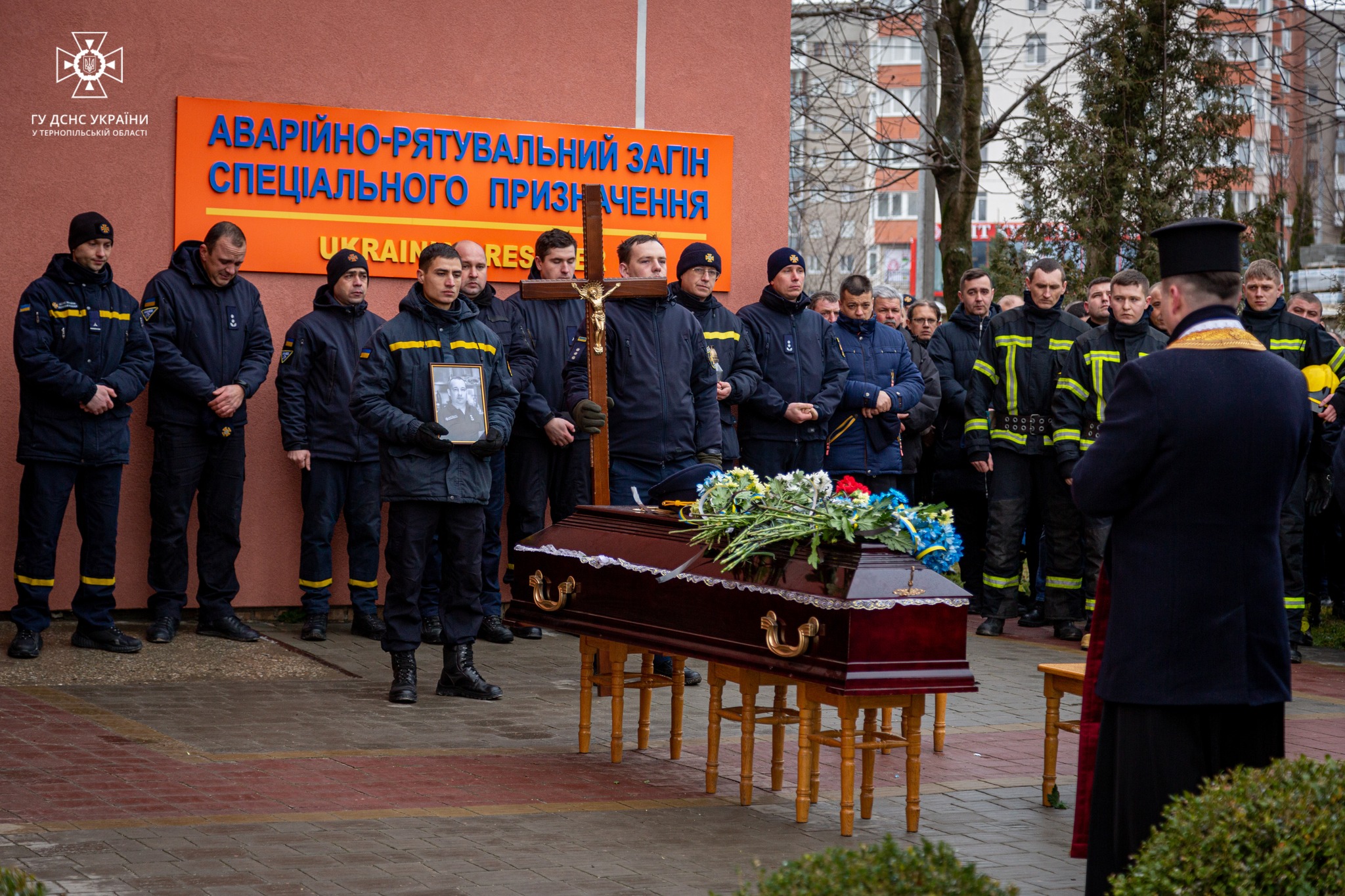 Новини Тернополя - фото з Тернопільські рятувальники провели в останню путь Сергія Гоцуляка На зображенні може бути: 12 людей, люди стоять та на відкритому повітрі