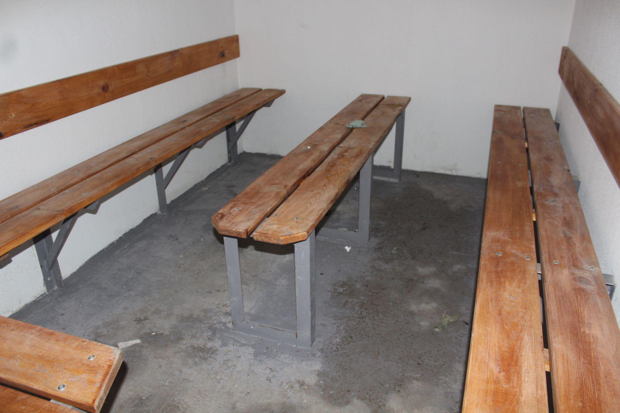 Новини Тернополя - фото з Тут фекалії, залишки препаратів і презервативи. Ми перевірили мобільні укриття на зупинках