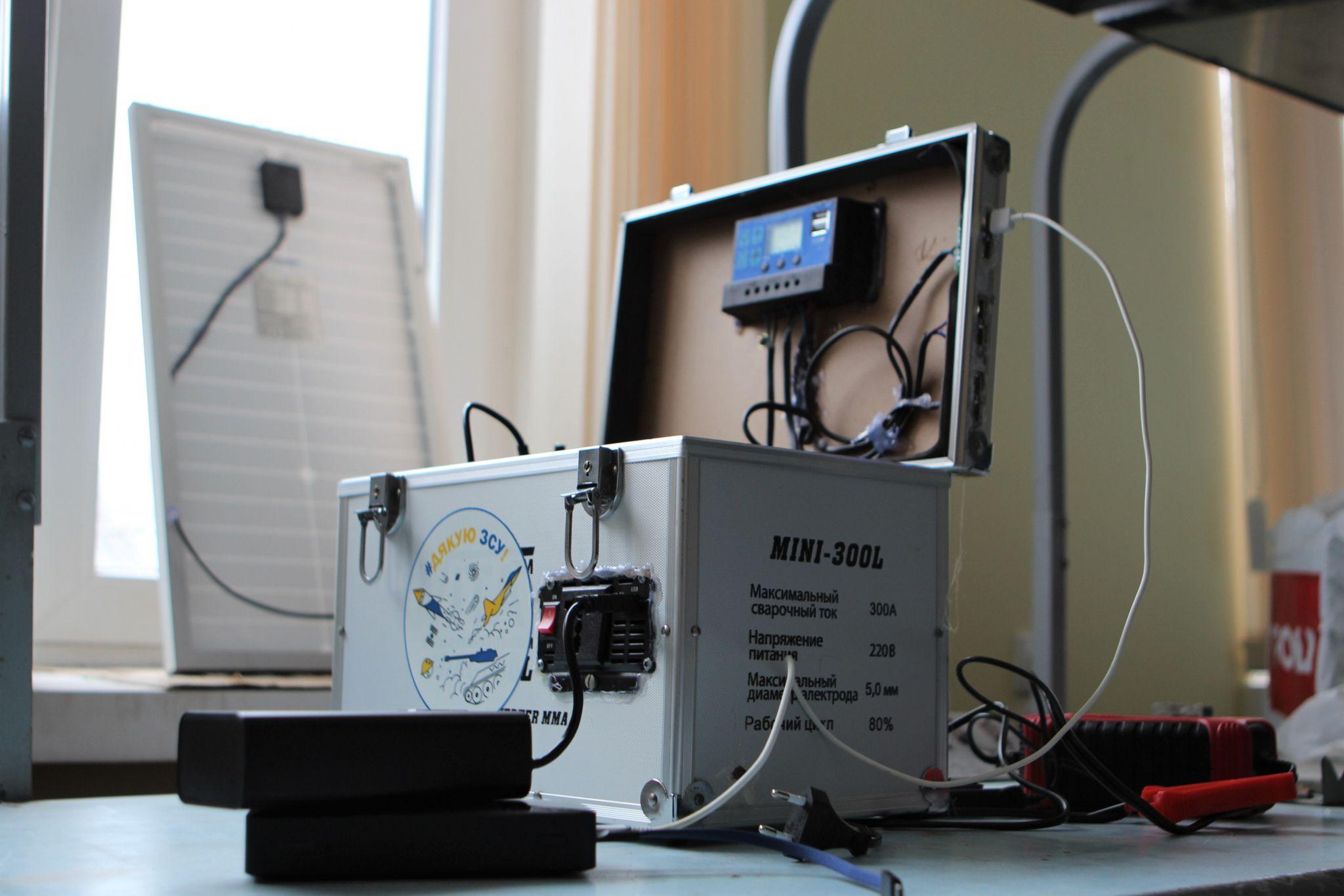 Новини Вінниці - фото з «На фронт відправили вже кілька десятків»: вінницькі студенти роблять повербанки та зарядні станції