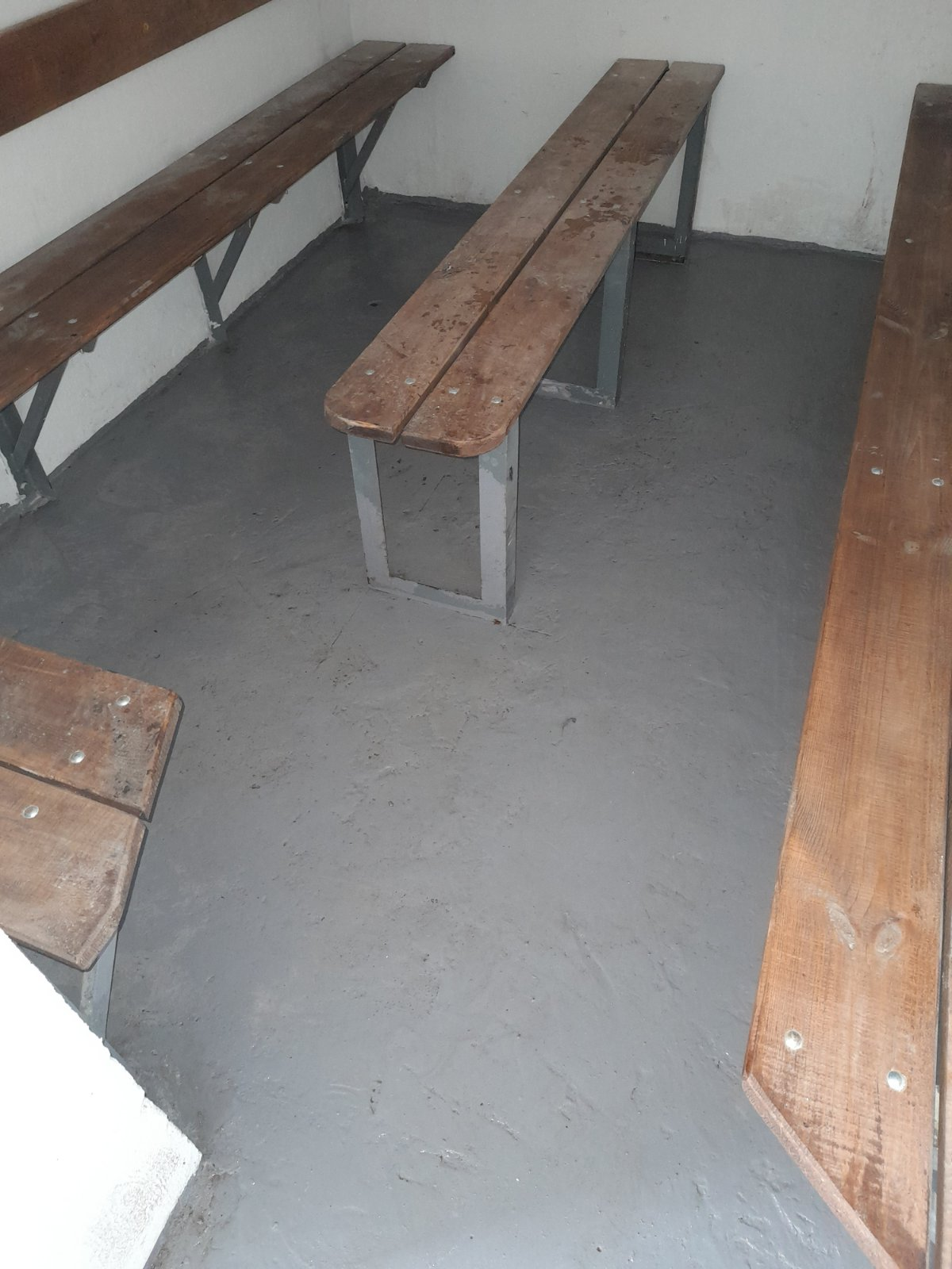 Новини Тернополя - фото з Порозтирали віником по підлозі... Як після нашого експерименту прибирали укриття на зупинках