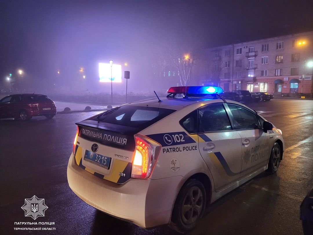 Новини Тернополя - фото з Туман і ожеледиця: тернополян попереджають про небезпечні ускладнення погоди На зображенні може бути: автомобіль та дорога