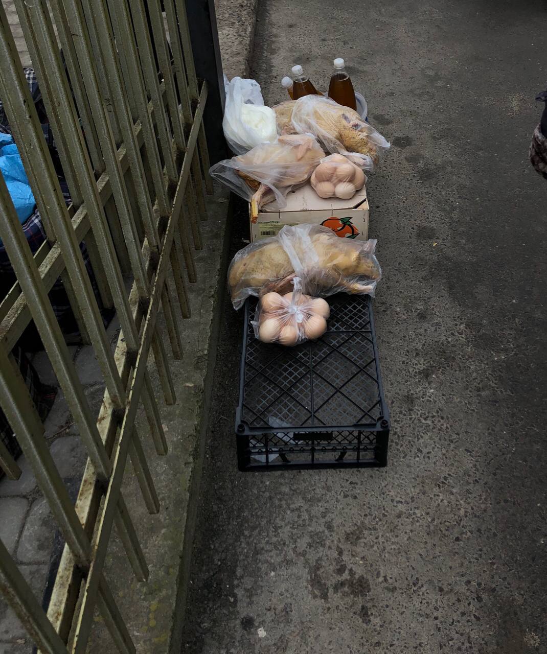 Новини Тернополя - фото з Копчені ковбаси, домашні сири та свіжі помідори: що можна купити на стихійці і скільки коштує