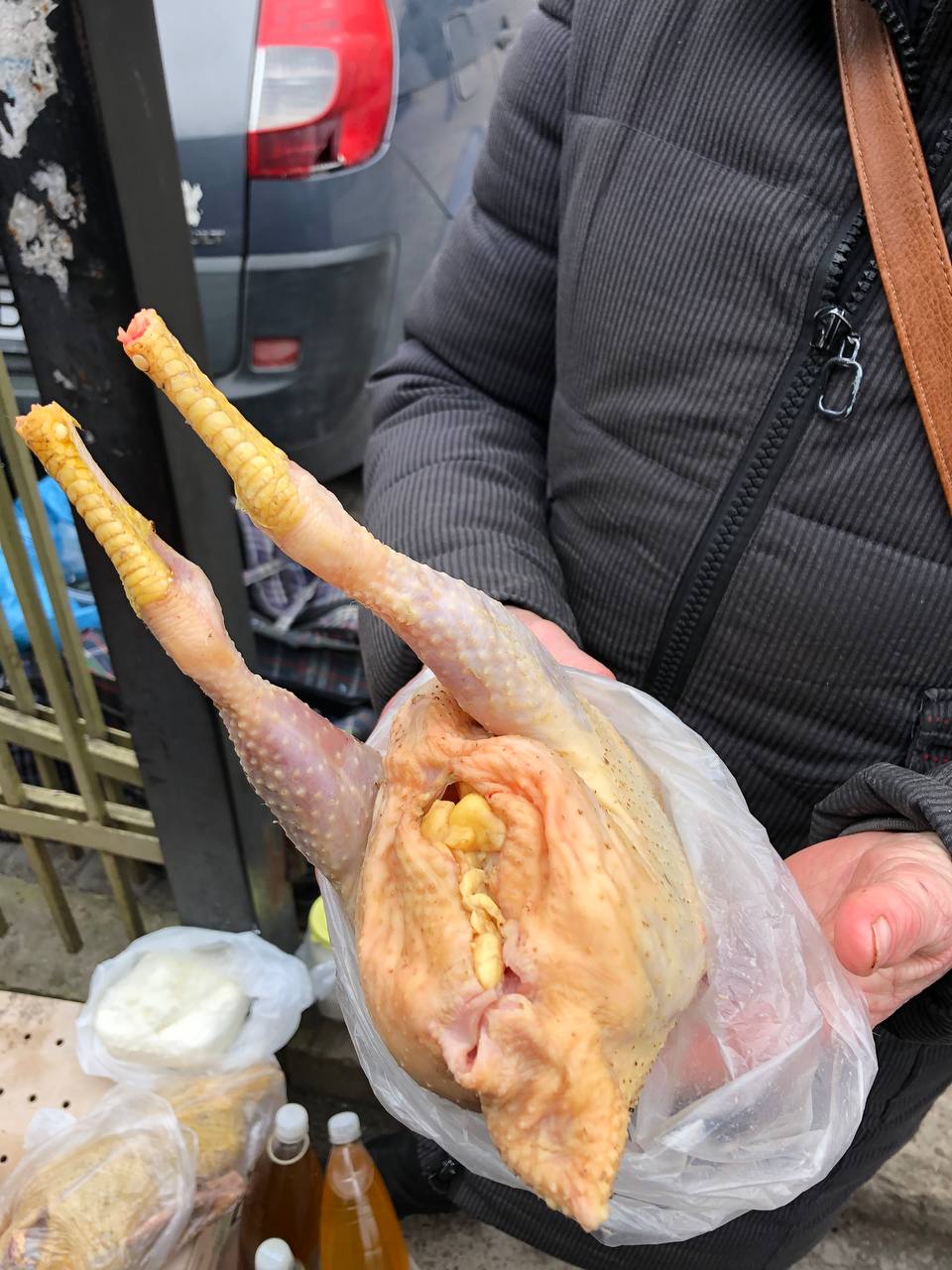 Новини Тернополя - фото з Копчені ковбаси, домашні сири та свіжі помідори: що можна купити на стихійці і скільки коштує