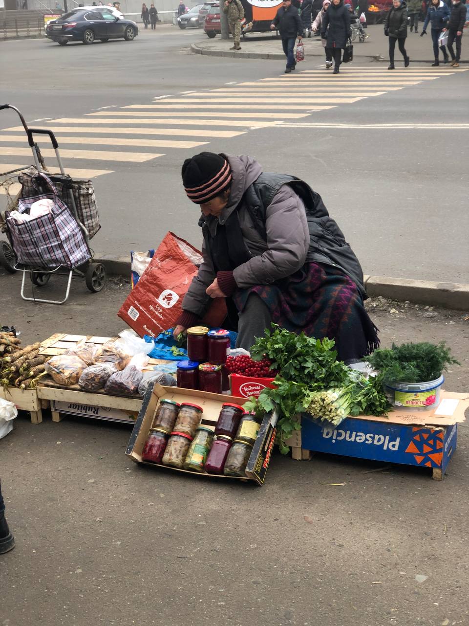 Новини Тернополя - фото з Копчені ковбаси, домашні сири та свіжі помідори: що можна купити на стихійці і скільки коштує