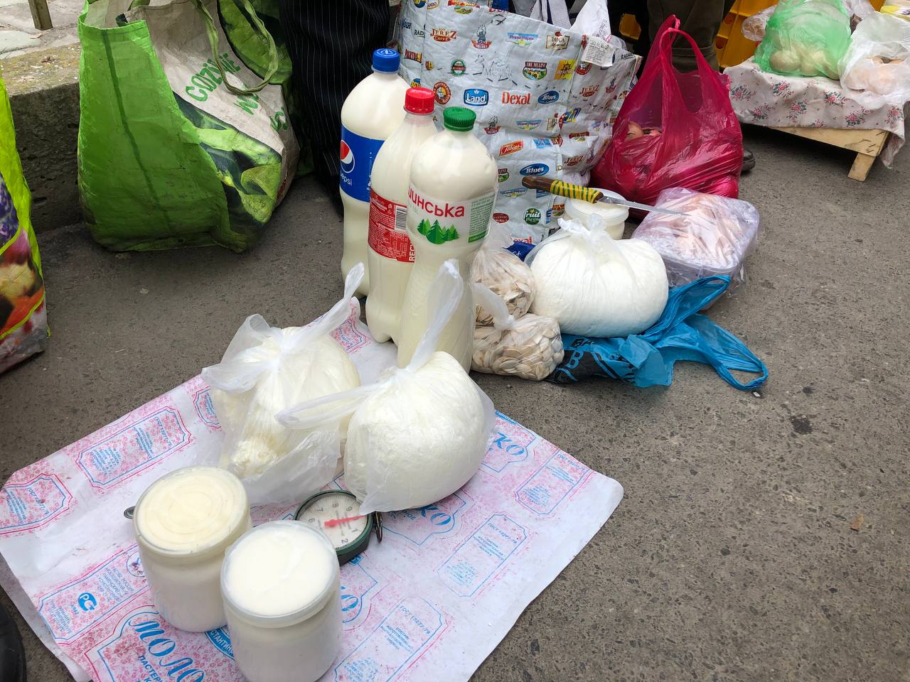 Новини Тернополя - фото з Копчені ковбаси, домашні сири та свіжі помідори: що можна купити на стихійці і скільки коштує