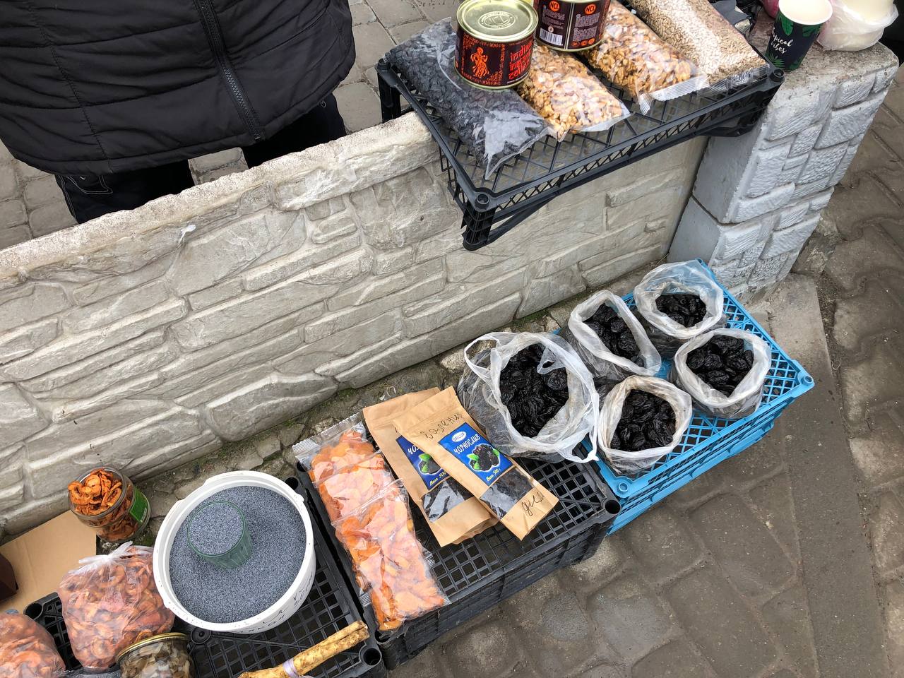 Новини Тернополя - фото з Копчені ковбаси, домашні сири та свіжі помідори: що можна купити на стихійці і скільки коштує