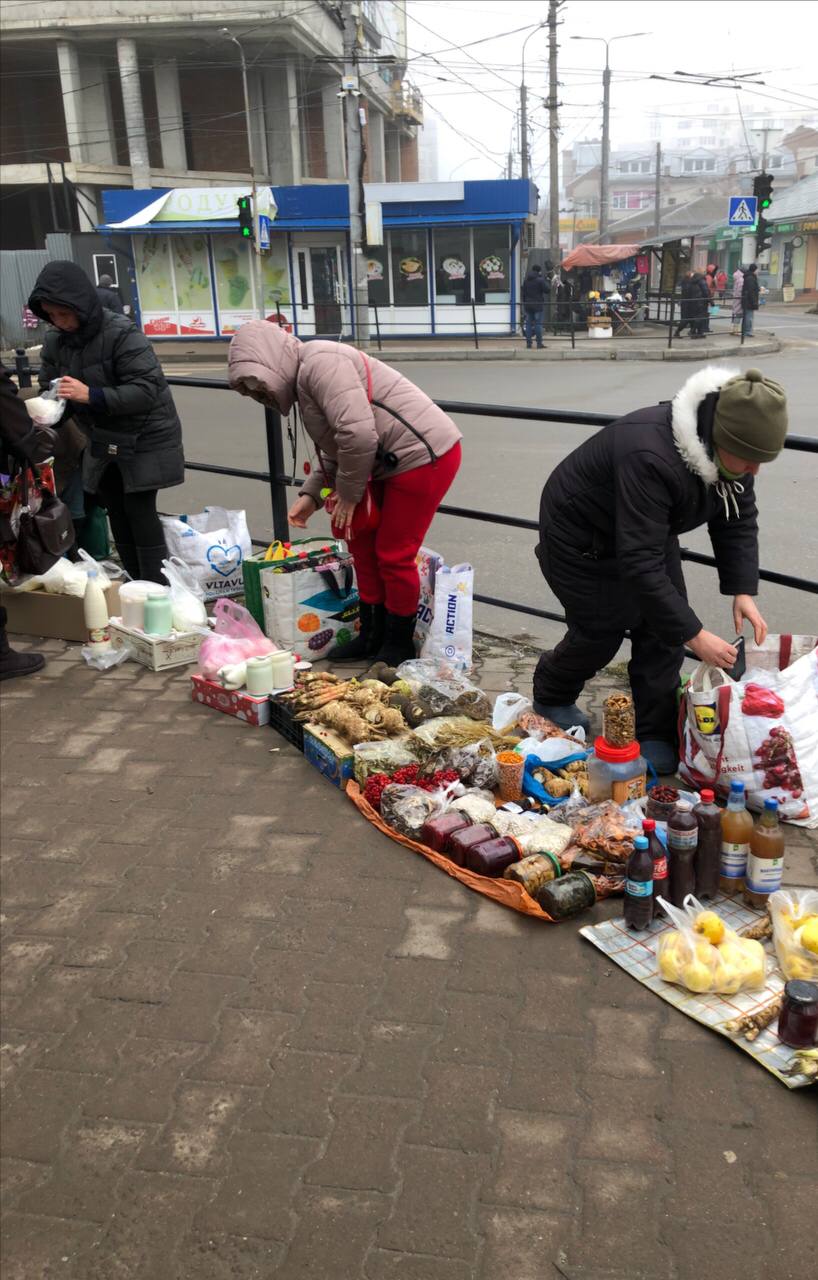 Новини Тернополя - фото з Копчені ковбаси, домашні сири та свіжі помідори: що можна купити на стихійці і скільки коштує