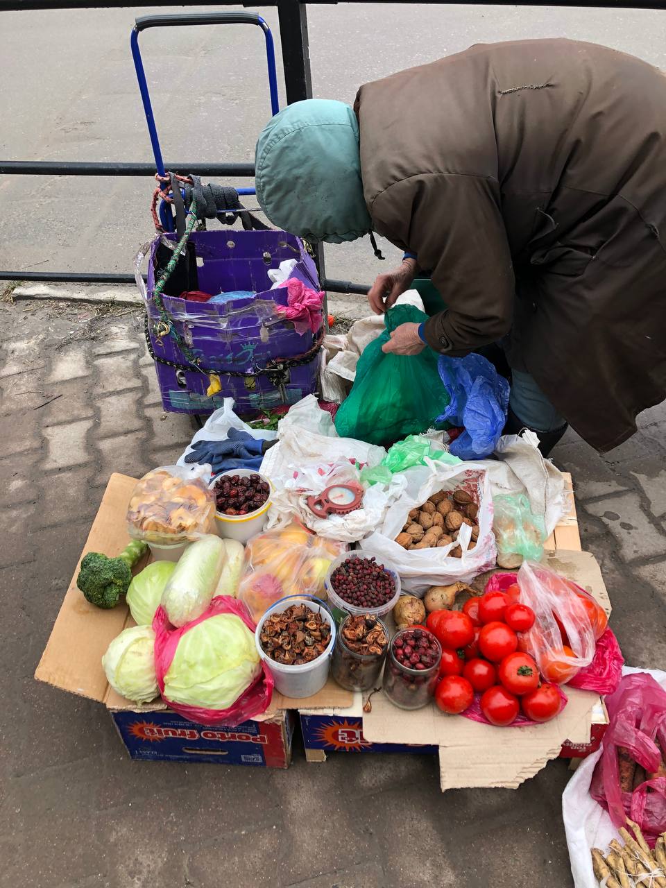 Новини Тернополя - фото з Копчені ковбаси, домашні сири та свіжі помідори: що можна купити на стихійці і скільки коштує