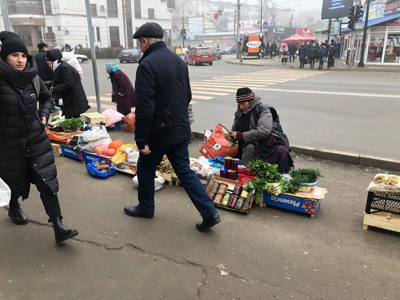 Новини Тернополя - фото з Копчені ковбаси, домашні сири та свіжі помідори: що можна купити на стихійці і скільки коштує