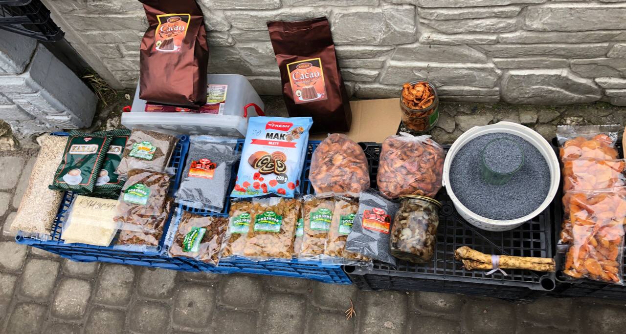 Новини Тернополя - фото з Копчені ковбаси, домашні сири та свіжі помідори: що можна купити на стихійці і скільки коштує