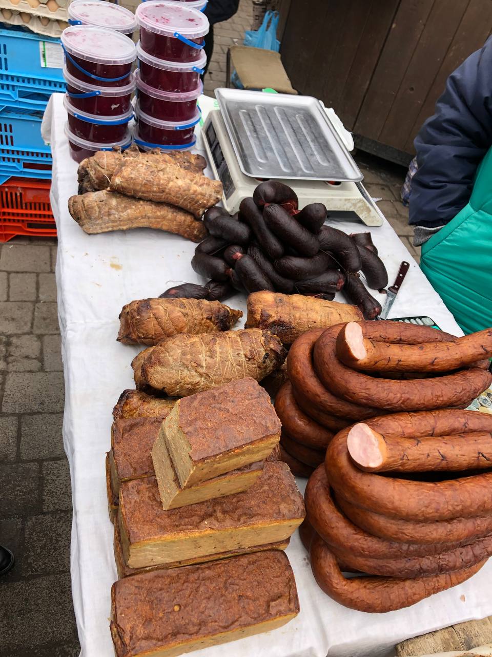 Новини Тернополя - фото з Копчені ковбаси, домашні сири та свіжі помідори: що можна купити на стихійці і скільки коштує