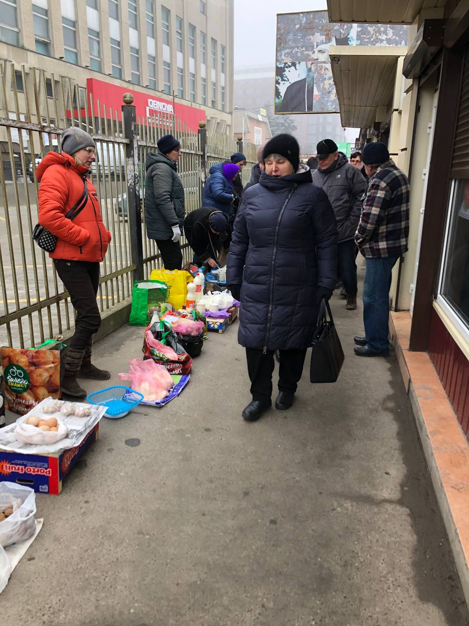 Новини Тернополя - фото з Копчені ковбаси, домашні сири та свіжі помідори: що можна купити на стихійці і скільки коштує