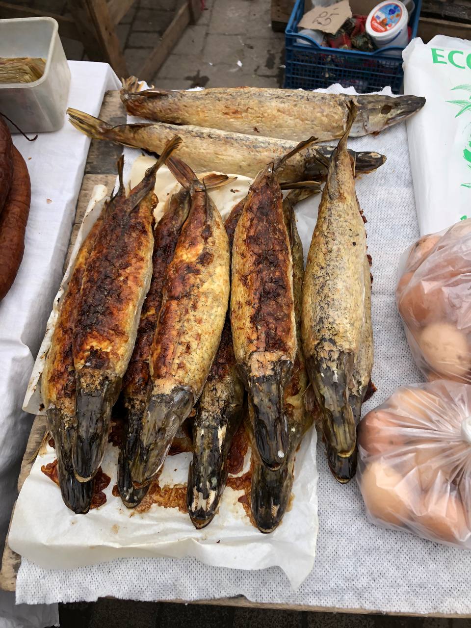 Новини Тернополя - фото з Копчені ковбаси, домашні сири та свіжі помідори: що можна купити на стихійці і скільки коштує