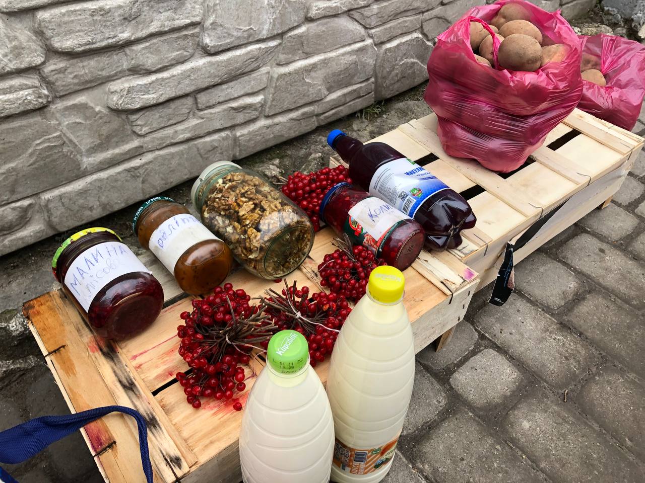 Новини Тернополя - фото з Копчені ковбаси, домашні сири та свіжі помідори: що можна купити на стихійці і скільки коштує