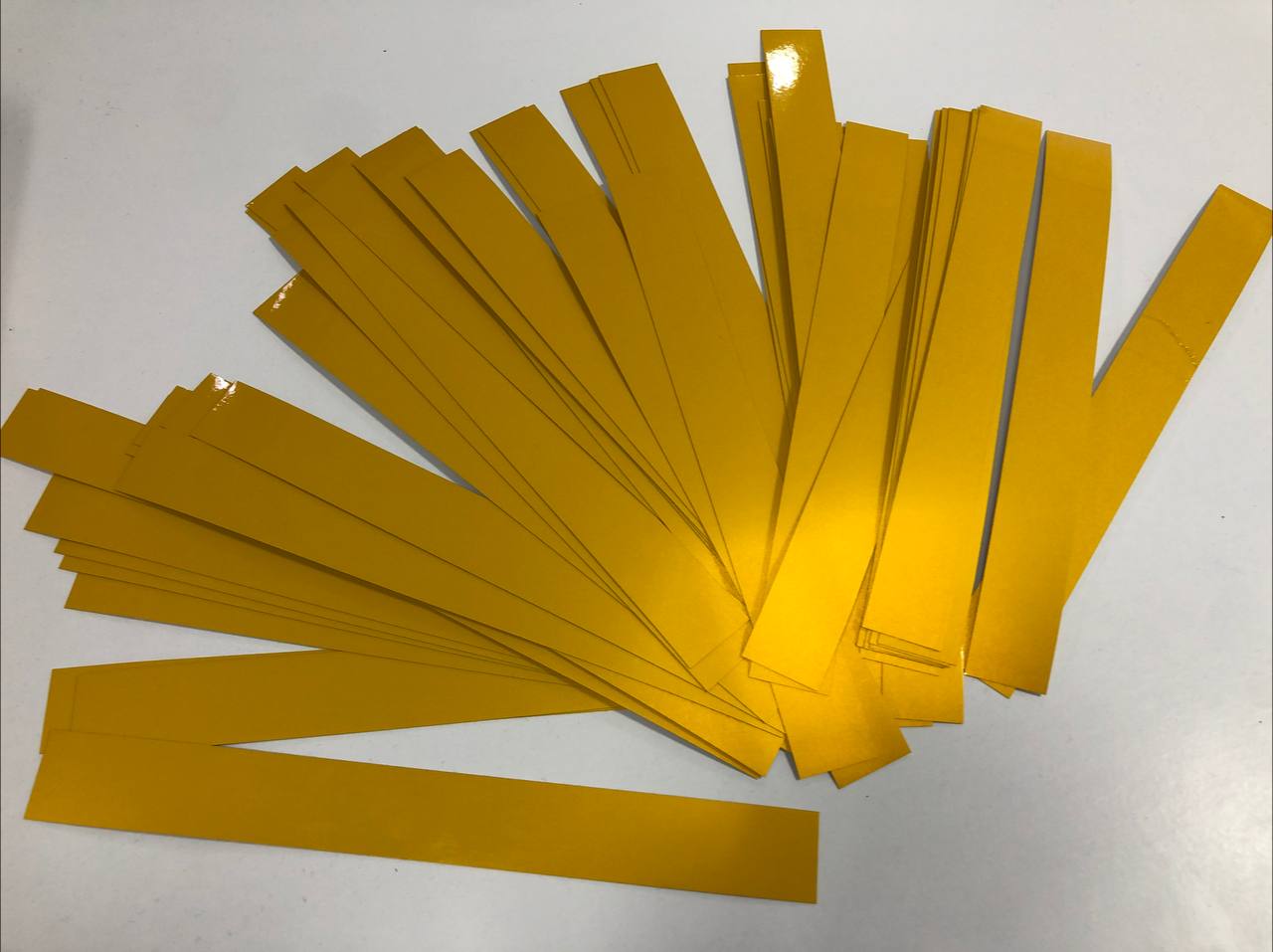 Новини Тернополя - фото з Школярам Тернопільщини безкоштовно роздають світловідбиваючі стрічки: як отримати?