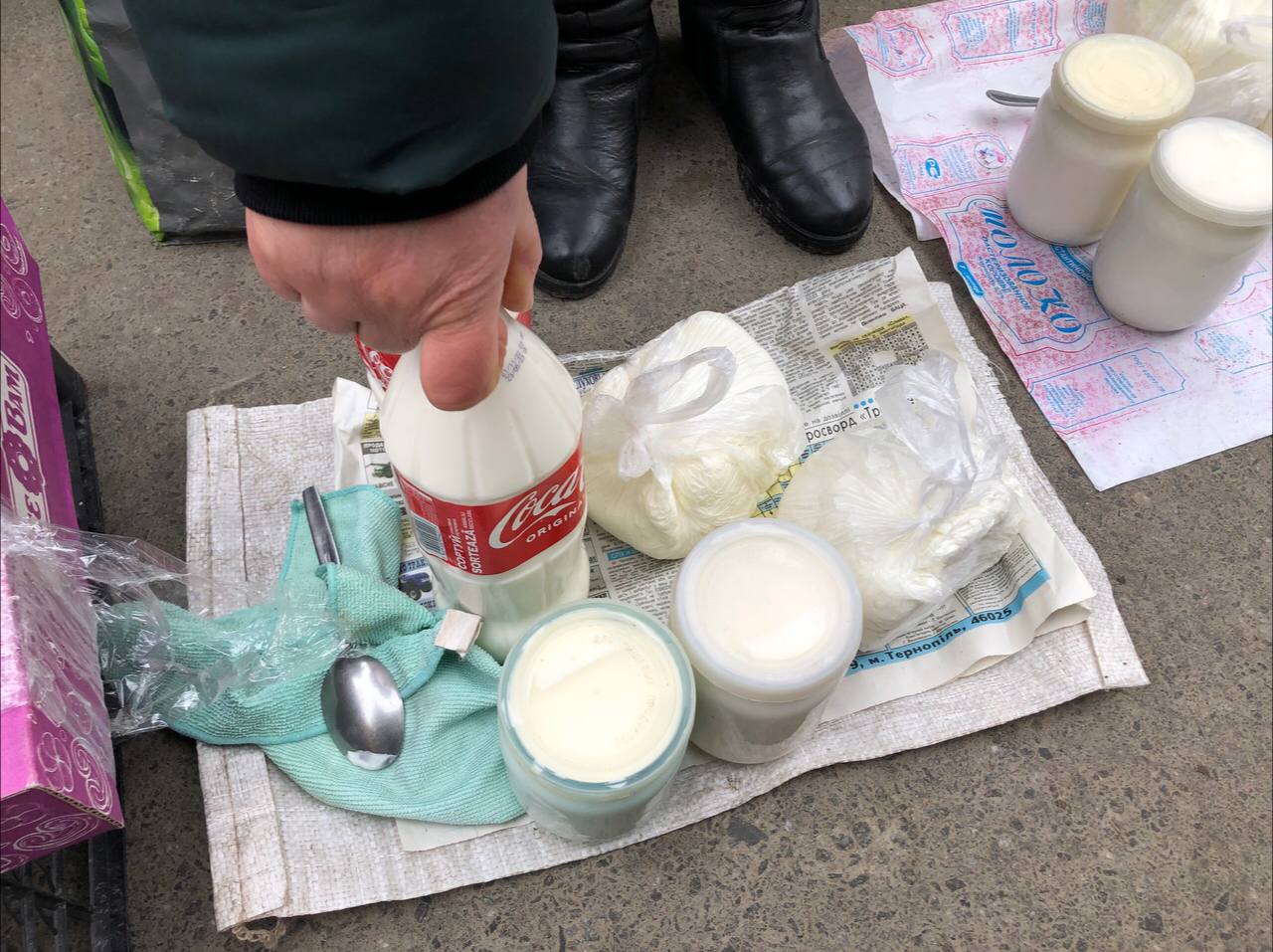 Новини Тернополя - фото з Копчені ковбаси, домашні сири та свіжі помідори: що можна купити на стихійці і скільки коштує