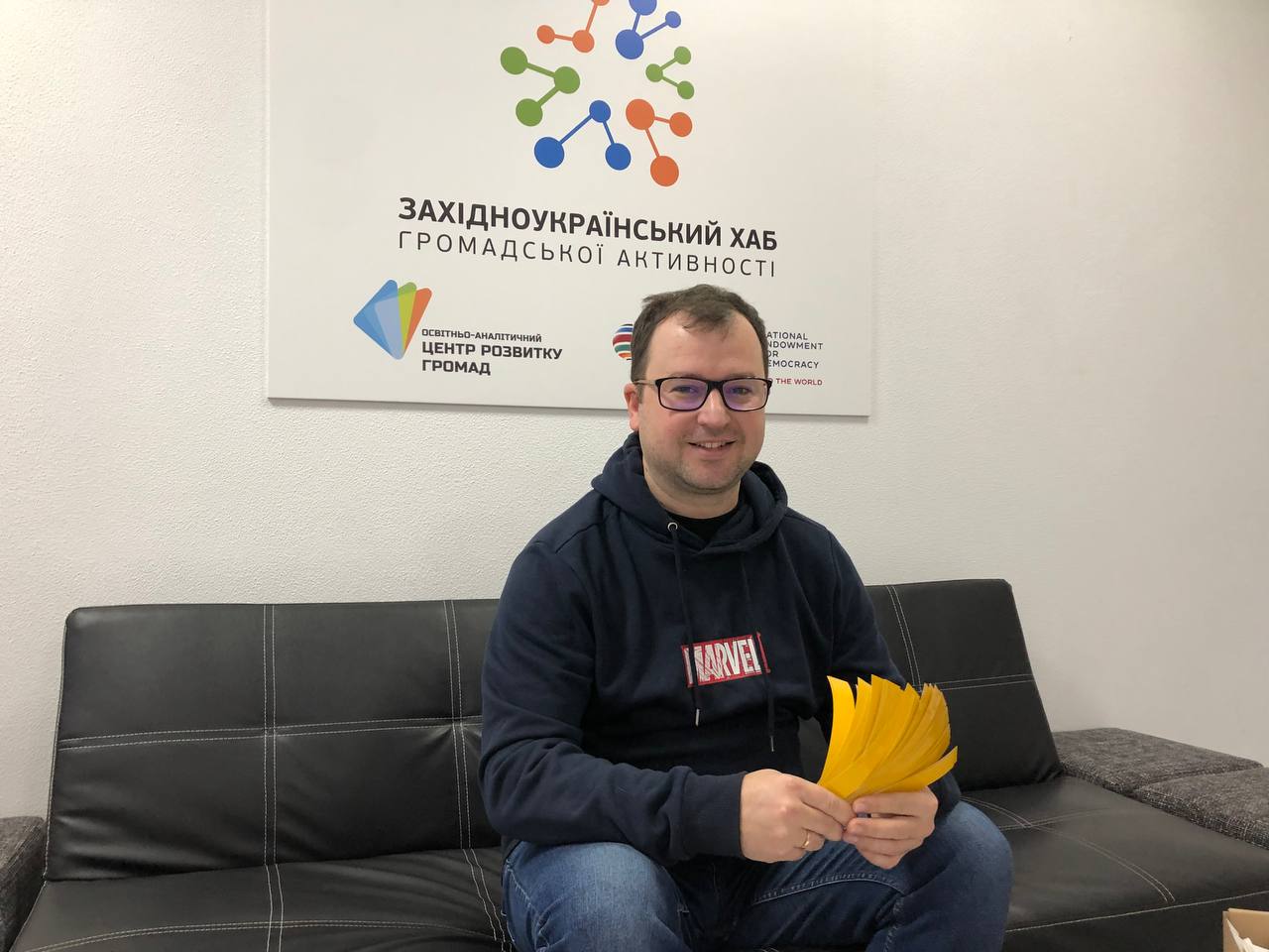 Новини Тернополя - фото з Школярам Тернопільщини безкоштовно роздають світловідбиваючі стрічки: як отримати?