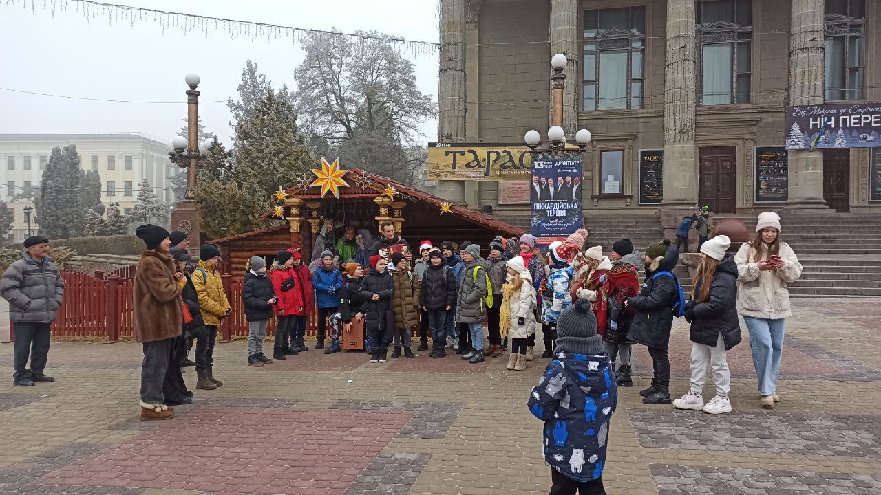 Новини Тернополя - фото з Співають та ще й пританцьовують: у Тернополі влаштували справжнє колядникове турне (ВІДЕО)