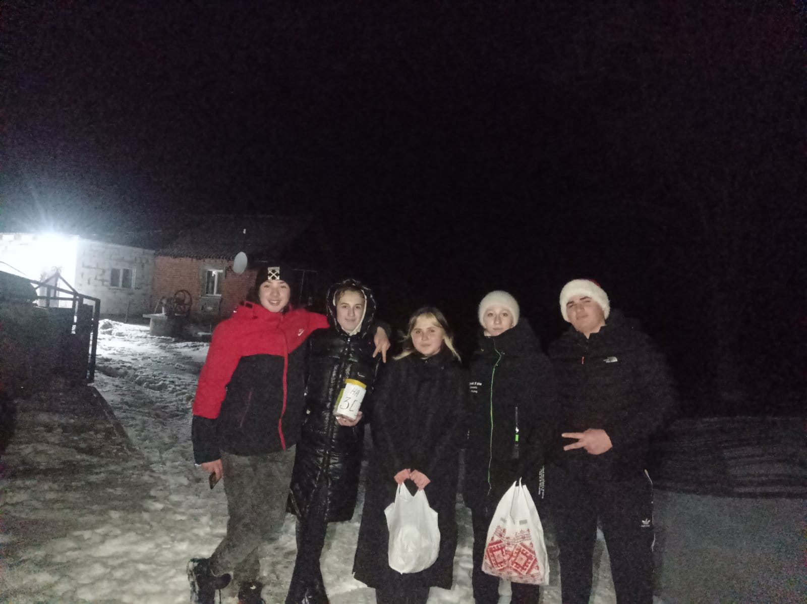 Новини Козятина - фото з Мама не могла стримати сліз: про щедрівників з Дубових Махаринець, які збирали кошти на ЗСУ