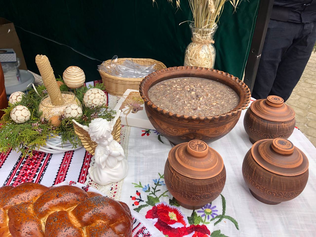 Новини Тернополя - фото з Їли кутю, робили дідухів і збирали кошти на ЗСУ: на Театралці відбулося дійство «Нова радість стала» (РЕПОРТАЖ)