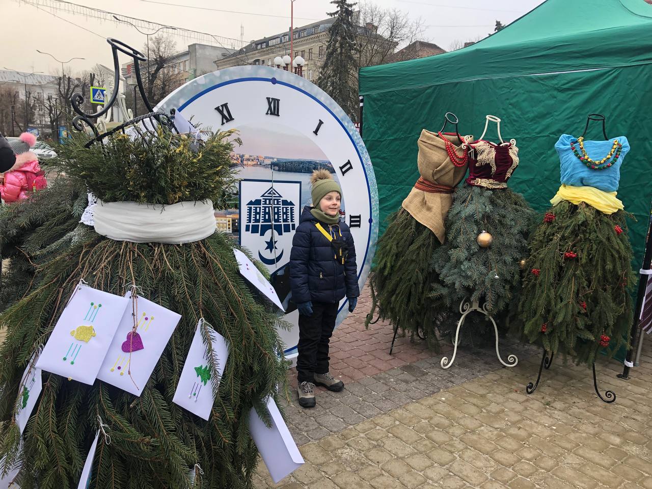 Новини Тернополя - фото з Їли кутю, робили дідухів і збирали кошти на ЗСУ: на Театралці відбулося дійство «Нова радість стала» (РЕПОРТАЖ)
