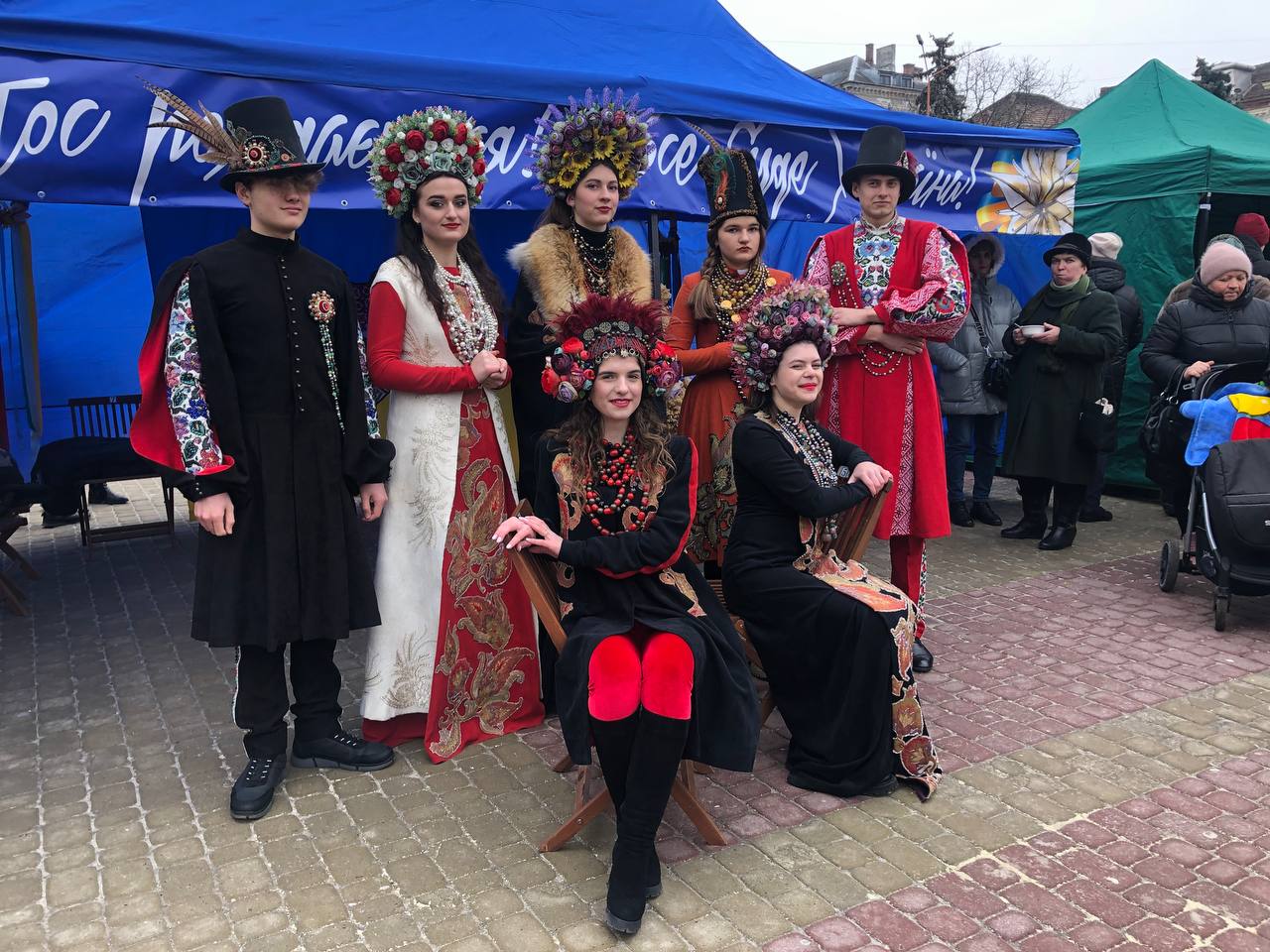 Новини Тернополя - фото з Їли кутю, робили дідухів і збирали кошти на ЗСУ: на Театралці відбулося дійство «Нова радість стала» (РЕПОРТАЖ)