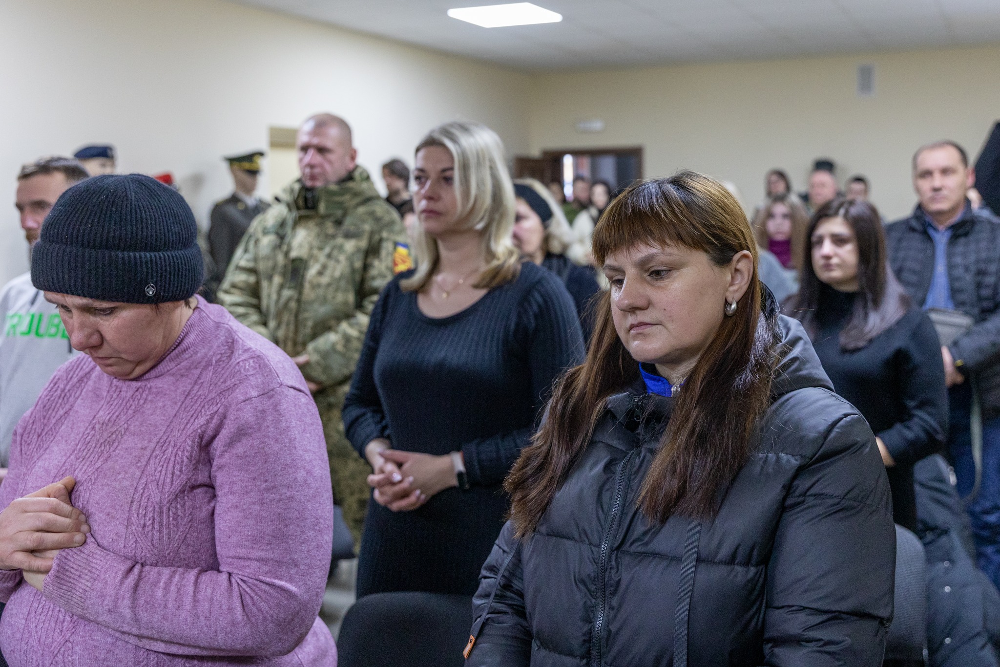 На зображенні може бути: 7 людей, люди стоять та у приміщенні