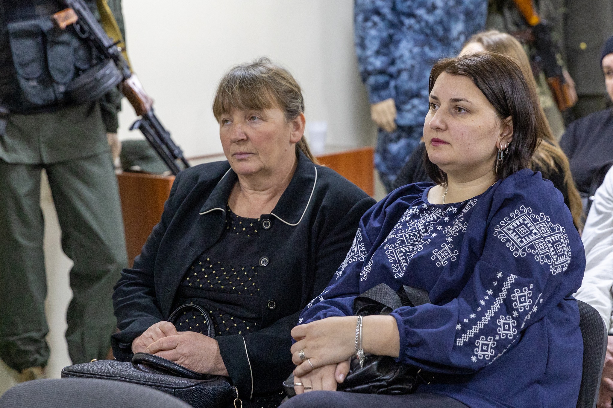 На зображенні може бути: 2 людини, люди сидять та у приміщенні