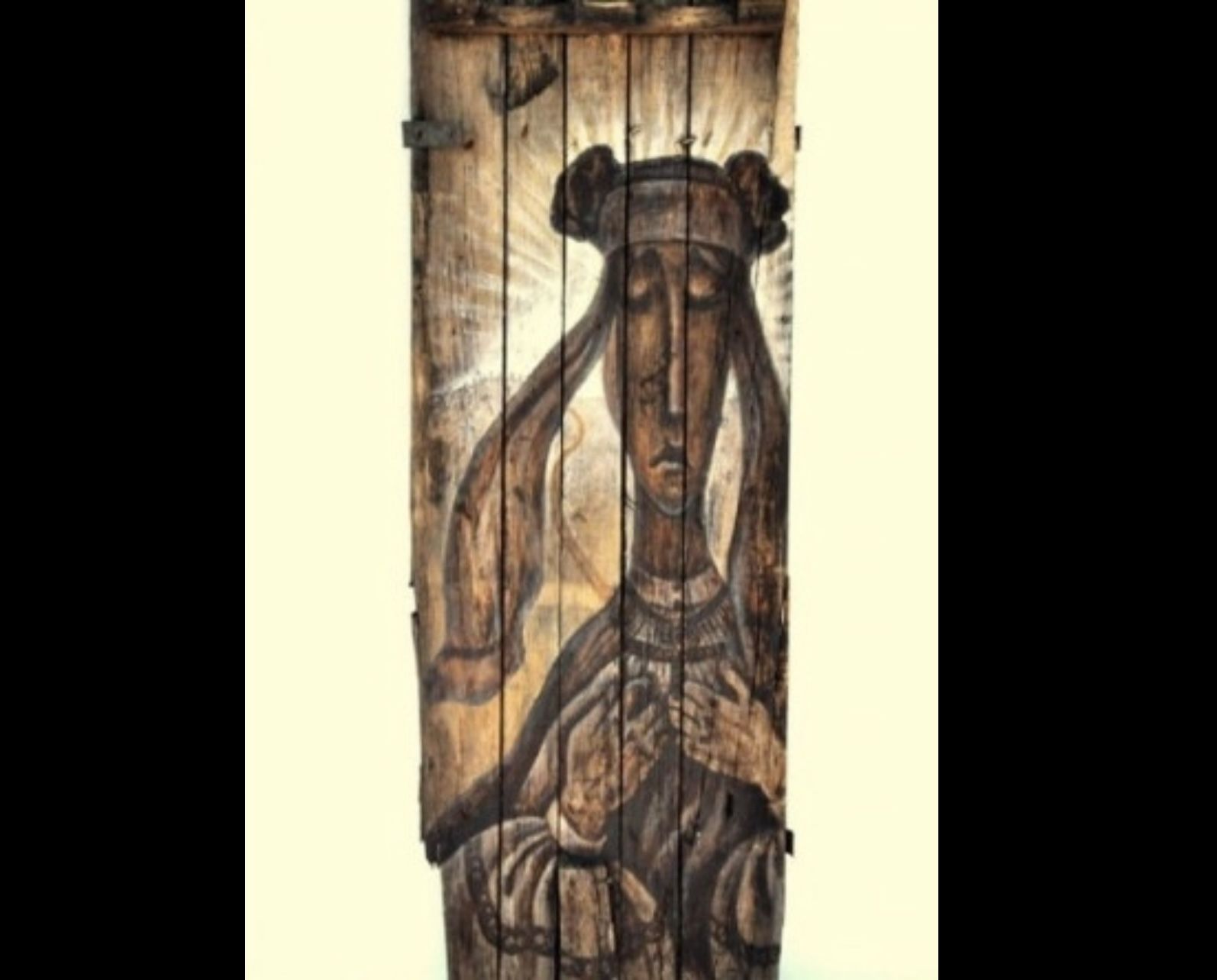 Новини Вінниці - фото з «Пошкоджені осколками, промовисті». Картини на ящиках від боєприпасів малює художниця з Вінниччини